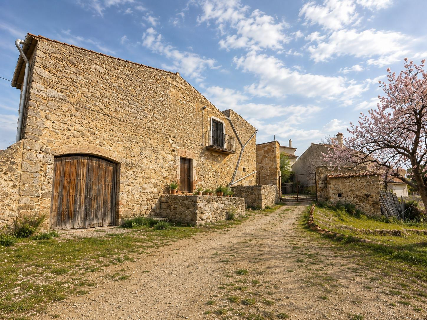 ¡CASA RÚSTICA CON TERRENO EDIFICABLE EN PAU!