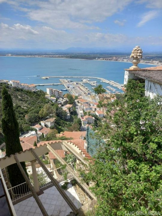 **¡Oportunidad Única! Terreno con Construcción a Medio Acabar y Vistas al Mar en Puig Rom, Roses**