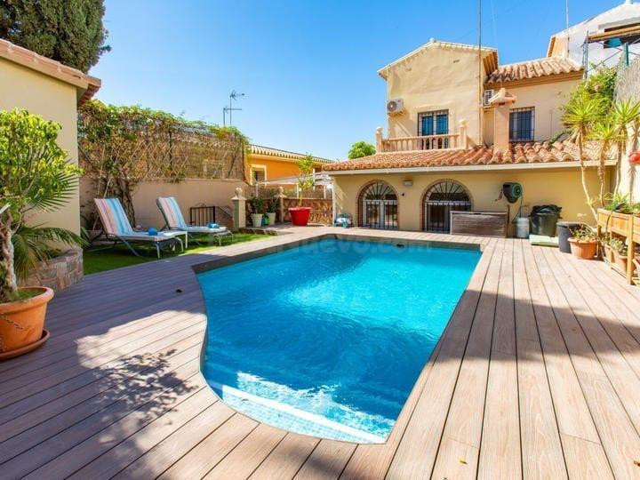 HERMOSO CHALET EN LA CALA DEL MORAL A 500M DE LA PLAYA CON PISCINA Y VISTAS AL MAR