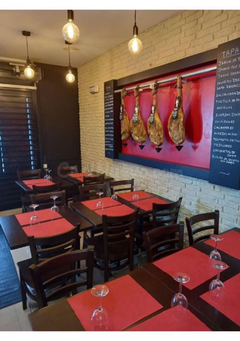 Restaurante en pleno rendimiento con magnífico dúplex en el centro de Roses