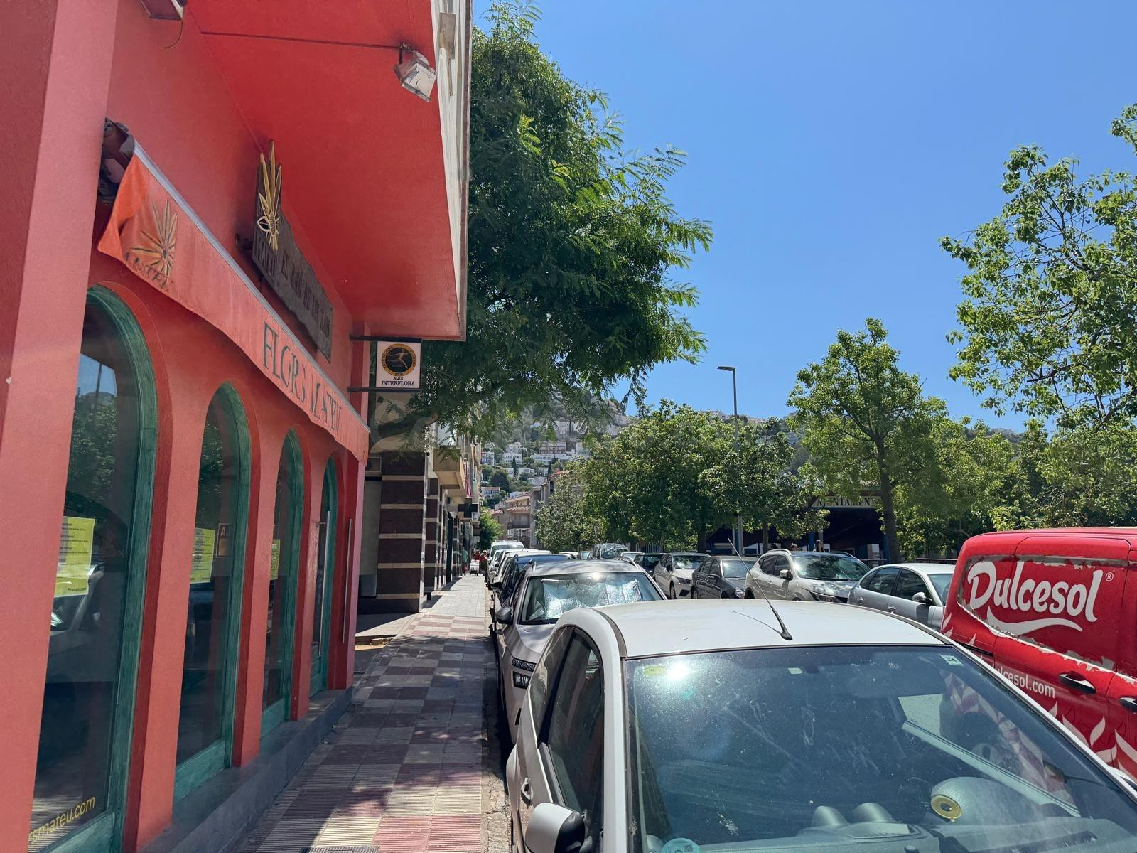 Oportunidad única de local comercial en Roses, a solo 2 minutos de la playa