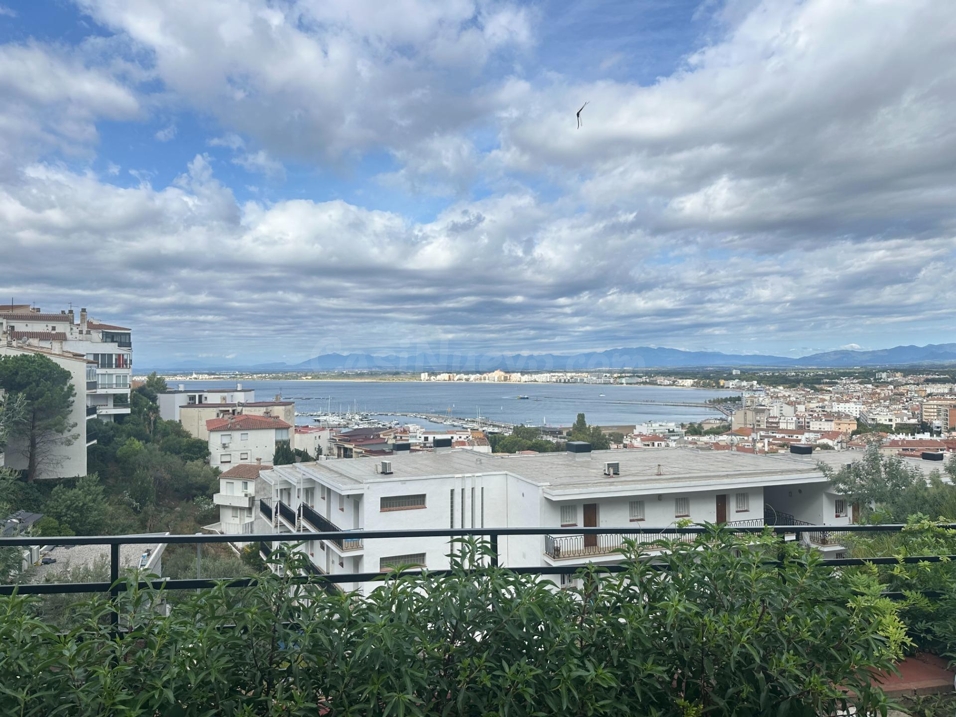 🌊 Piso con terraza acristalada y vistas panorámicas al mar y la montaña en Roses