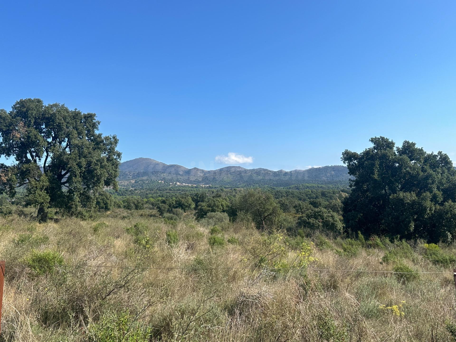 Encantadora finca rústica de 9.900 m2 en Rabós con vistas abiertas al mar y a la montaña - foto 3