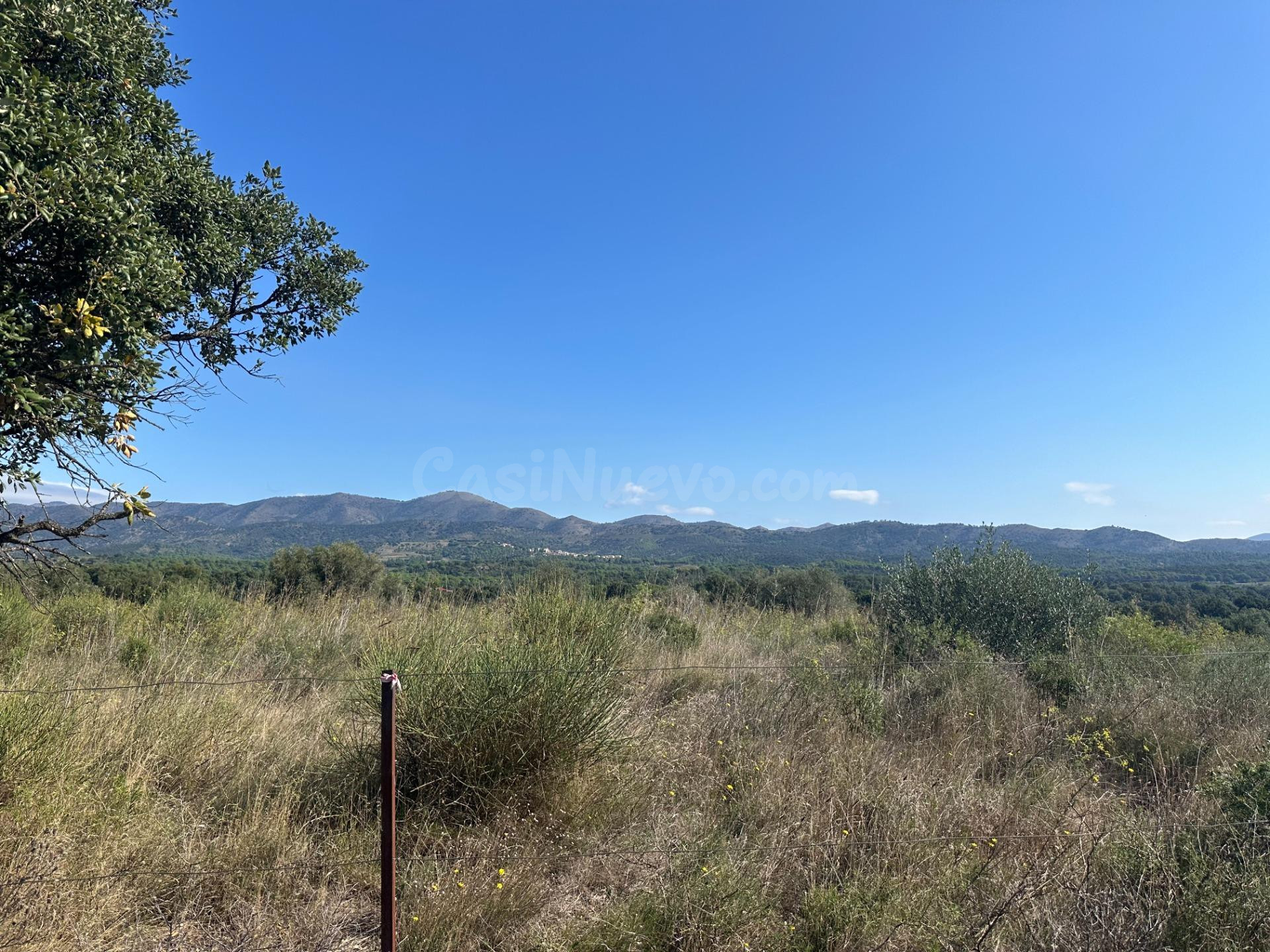 Encantadora finca rústica de 9.900 m2 en Rabós con vistas abiertas al mar y a la montaña - foto 5