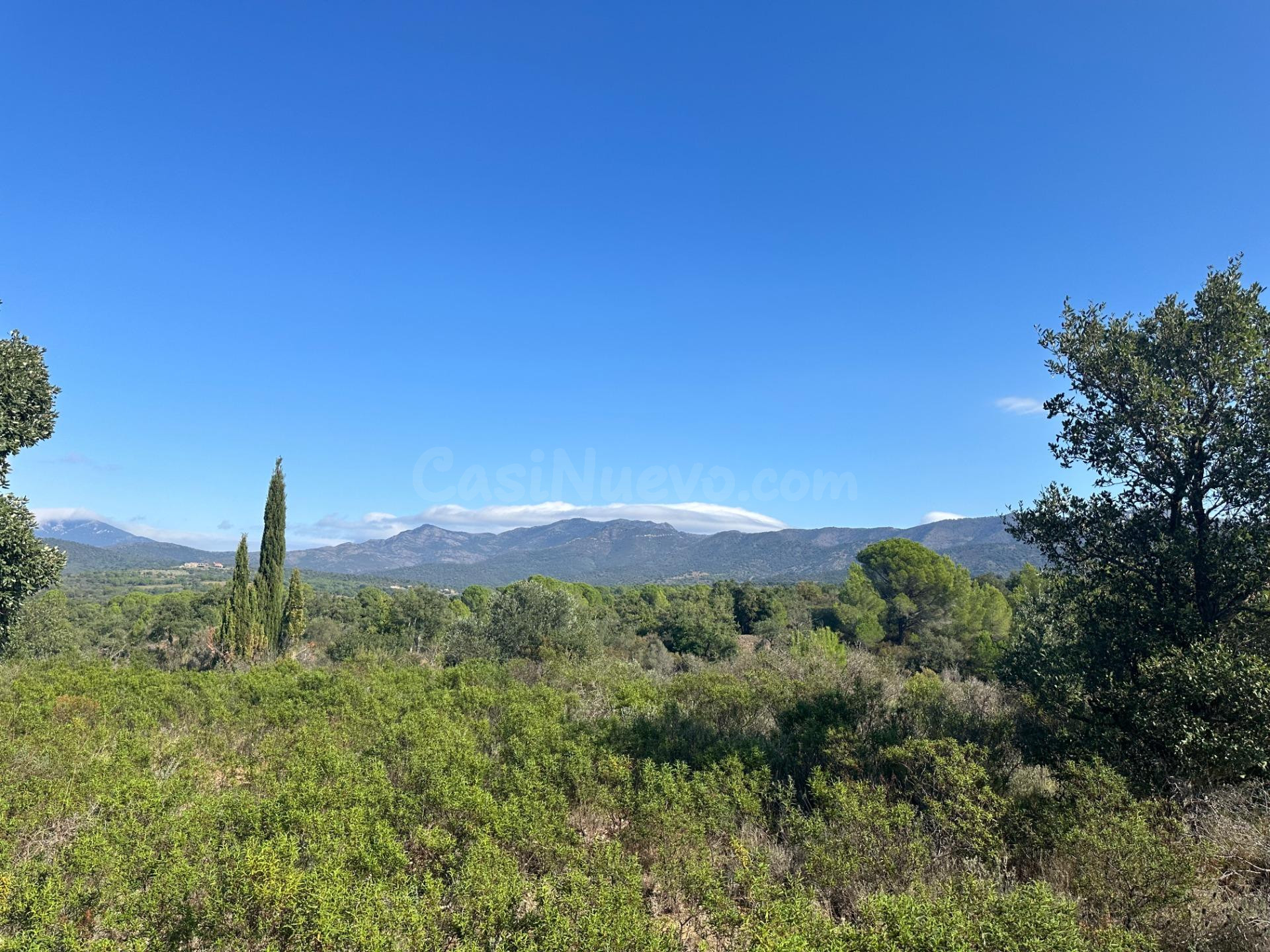 Oportunidad en el Alt Empordà: finca con pozo propio y panorámicas incomparables - foto 3