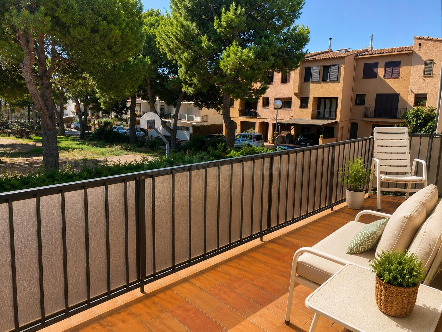 Casa soleada con garaje y espacios exteriores para disfrutar