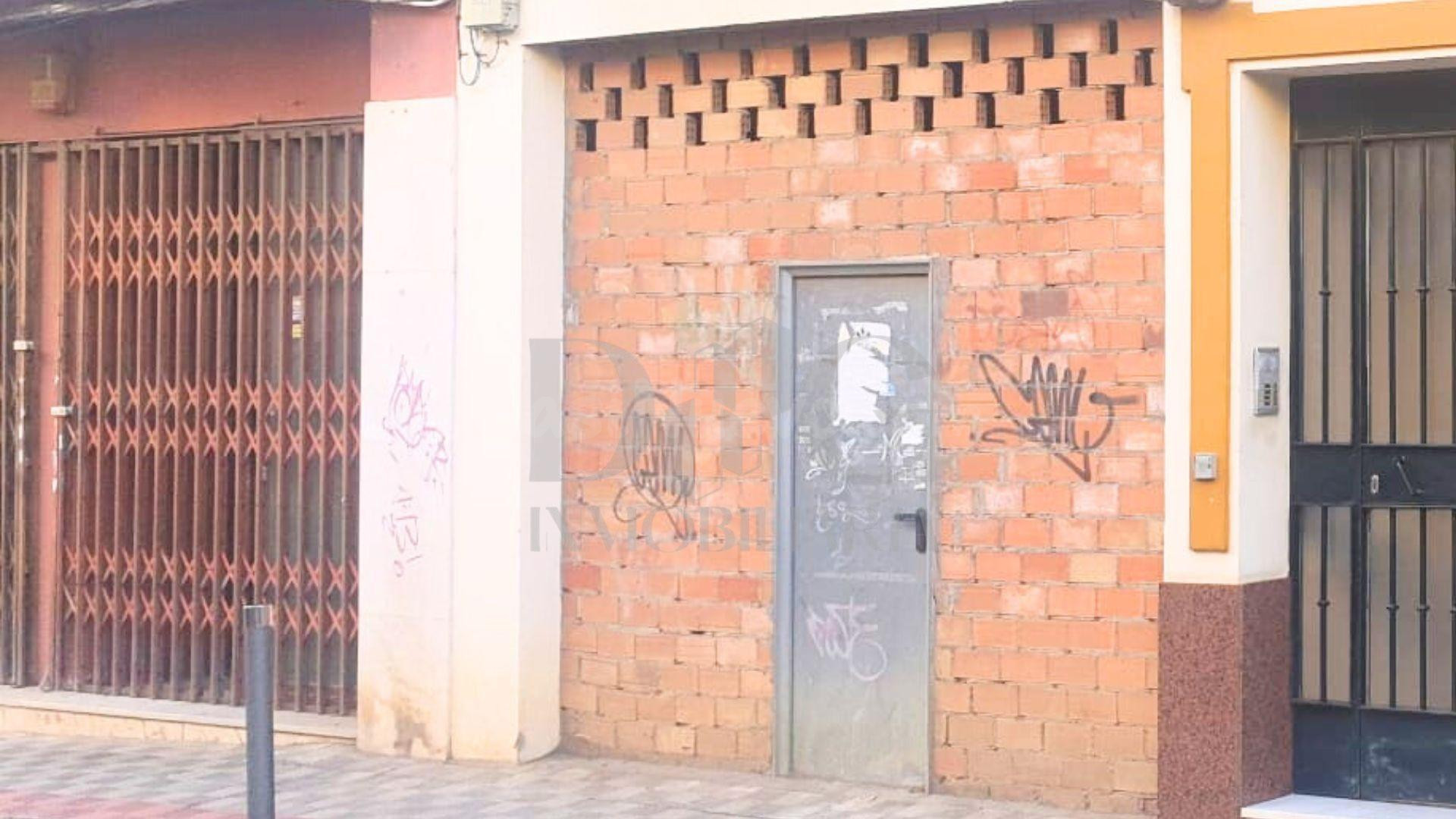 Local comercial de 94mt en el centro Dos Hermanas, se puede hacer piso, apartamento.