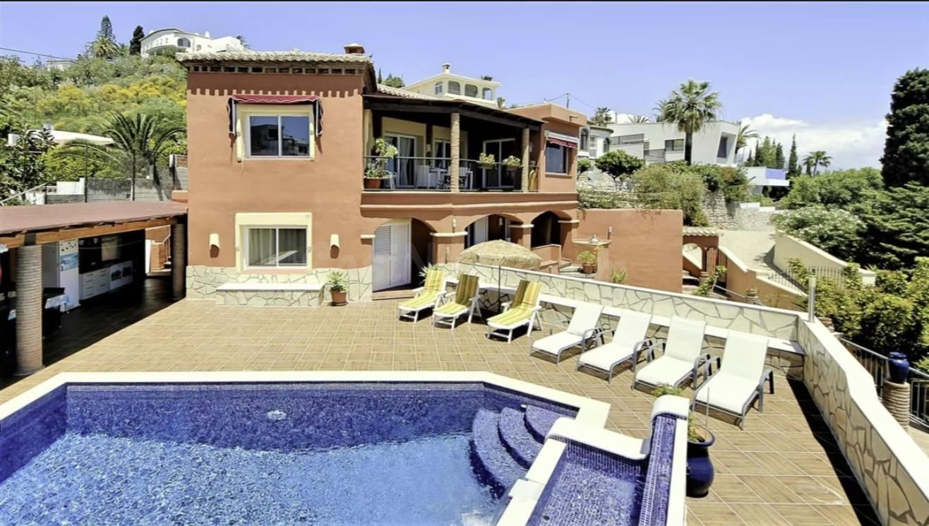 DLR 1708 - HERMOSA CASA EN VENTA DE 4 DORMITORIOS EN VENTA | ZONA SALOBREÑA