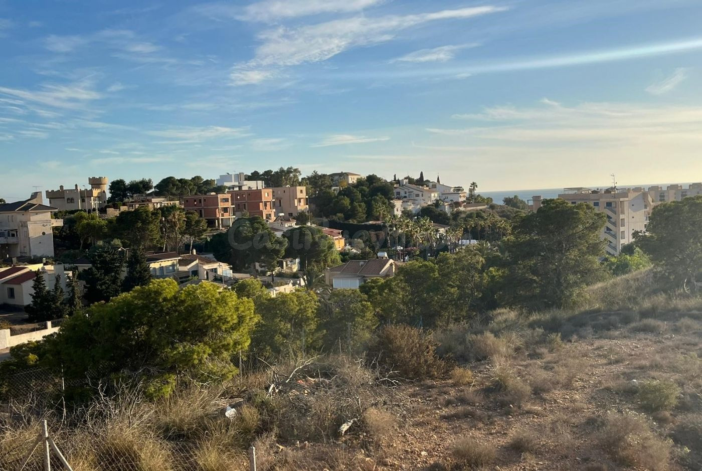 Terreno de primera en venta en una ubicación privilegiada con impresionantes vistas al mar.