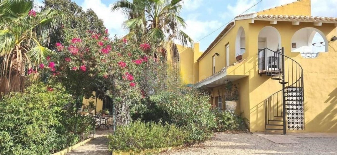 Chalet en venta en La Azohía con piscina y amplio jardín.