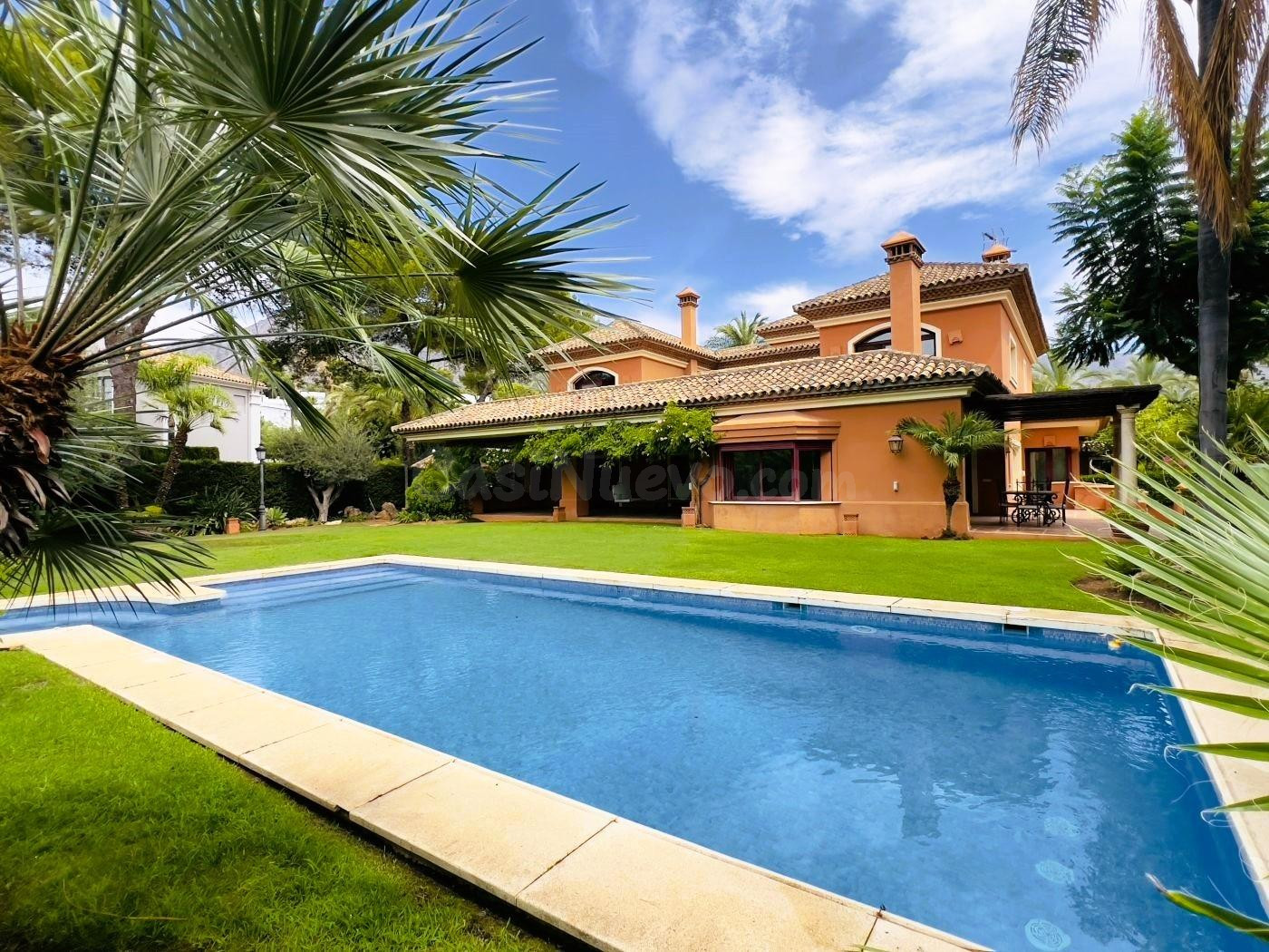 Villa de estilo andaluz, orientada al suroeste, ubicada en Altos Reales