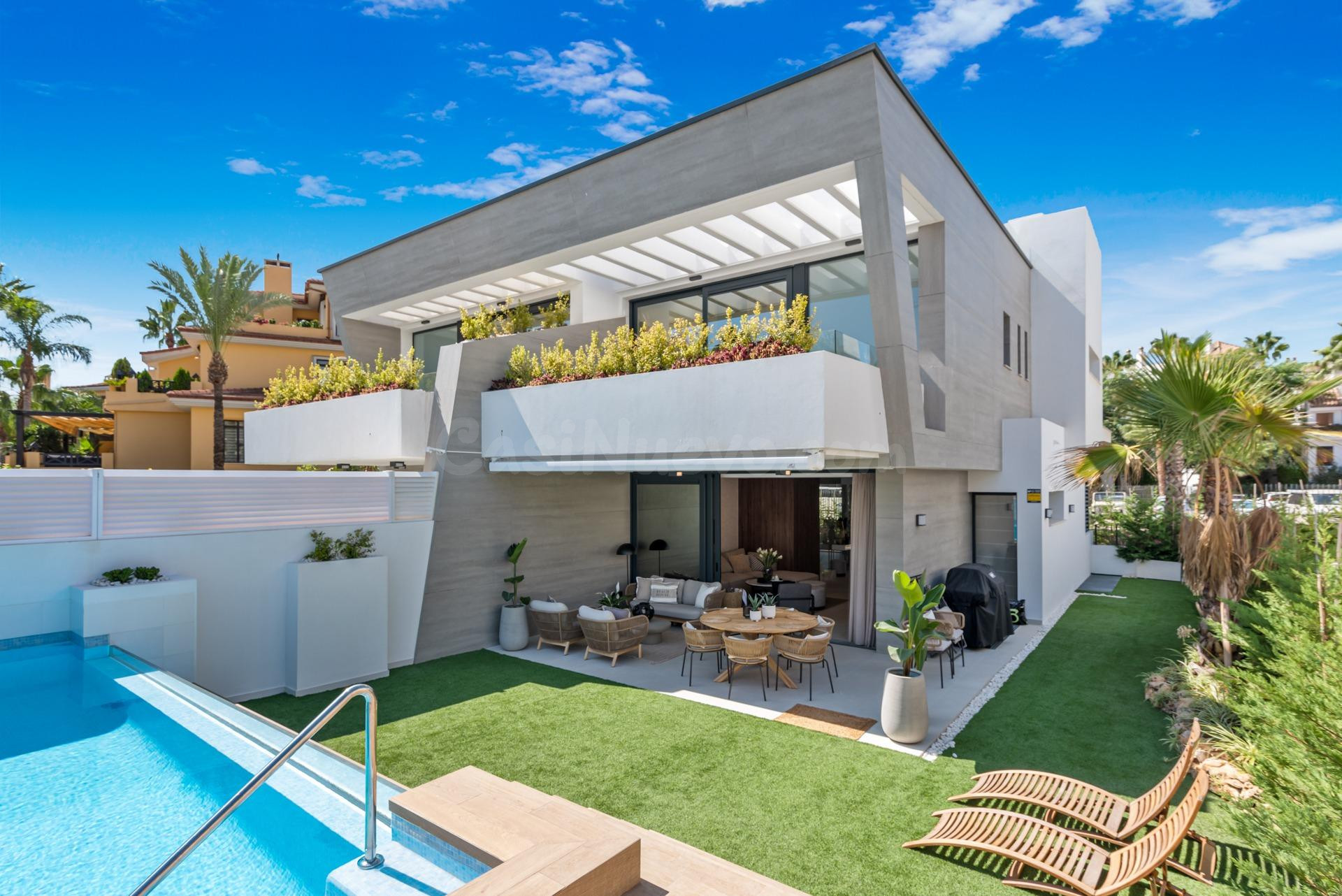 Casa adosada de 5 dormitorios y 4 baños a minutos de la playa en Puerto Banús