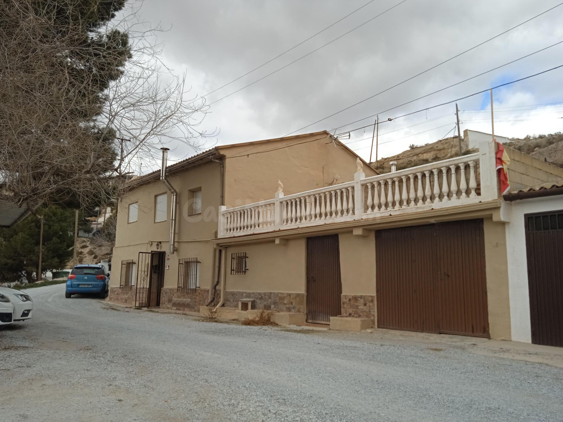 CASA ADOSADA EN EL TRANQUILO BARRIO ABATEL