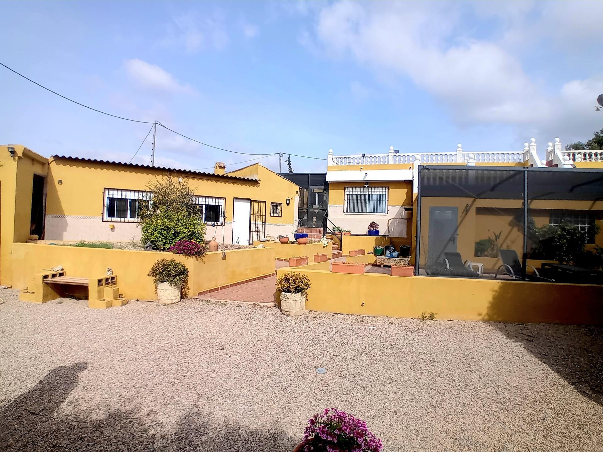 Moderna escapada rural con potencial fuera de la red y encanto mediterráneo