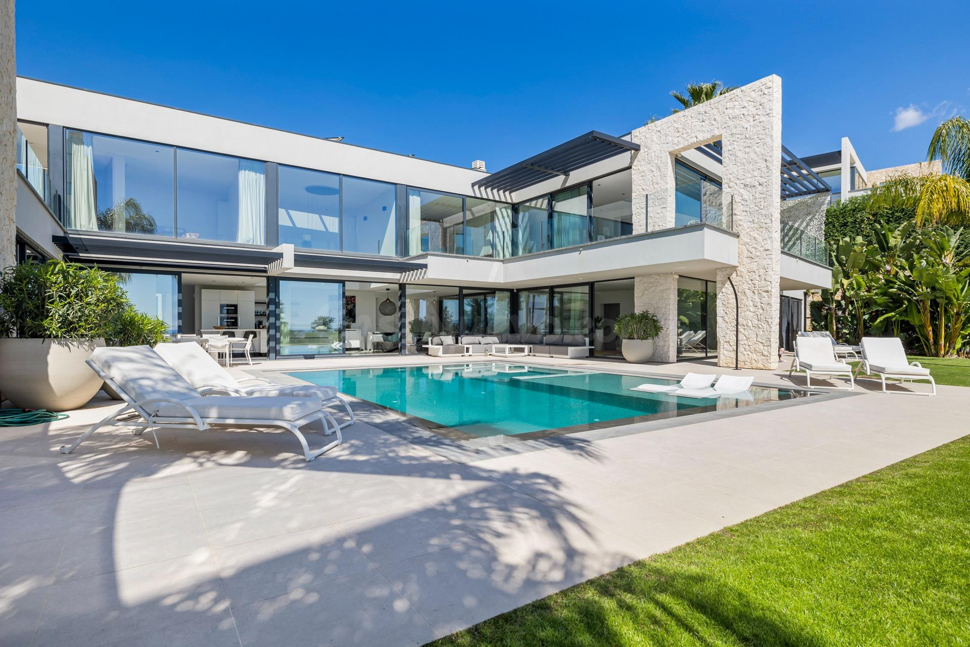 Villa de Lujo Moderna con Vistas al Mar y al Golf en Benahavís