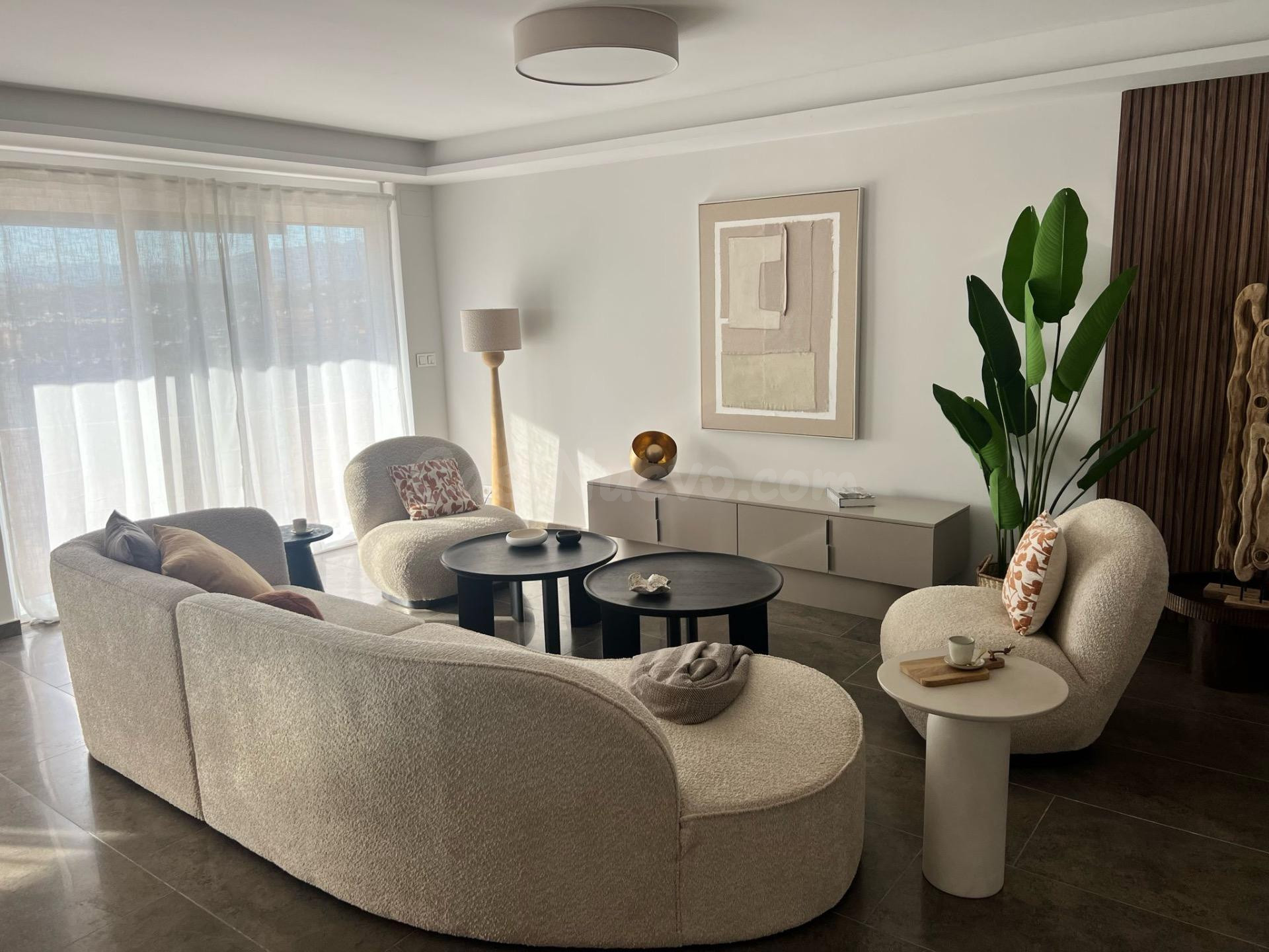 Moderno apartamento de 4 dormitorios con vistas a la piscina en Fuengirola, Málaga.