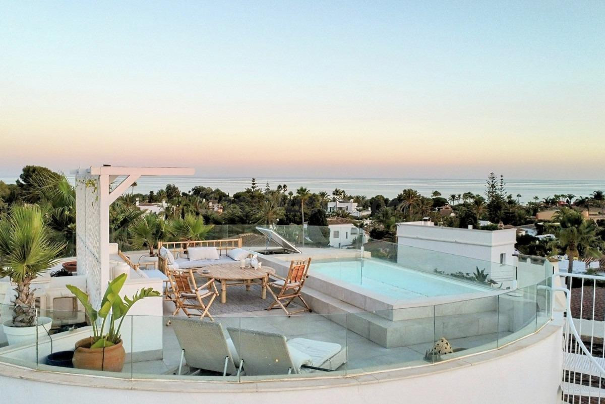 Lujosa Villa con Impresionantes Vistas al Mar a Solo 400 Metros de la Playa en Marbella Este