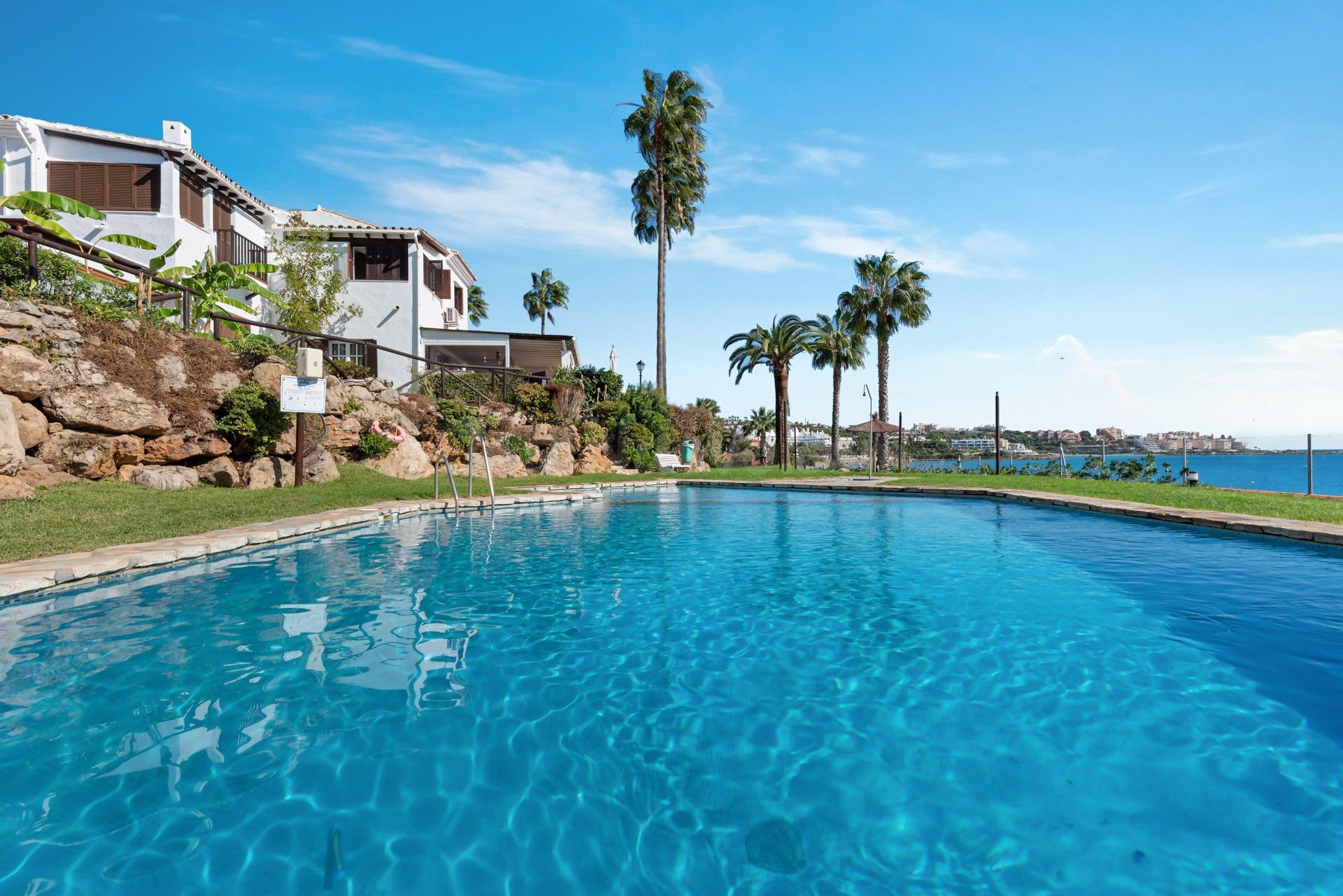 Adosado en Primera Línea de Playa con Potencial de Reforma – Bahía Azul, Estepona Oeste