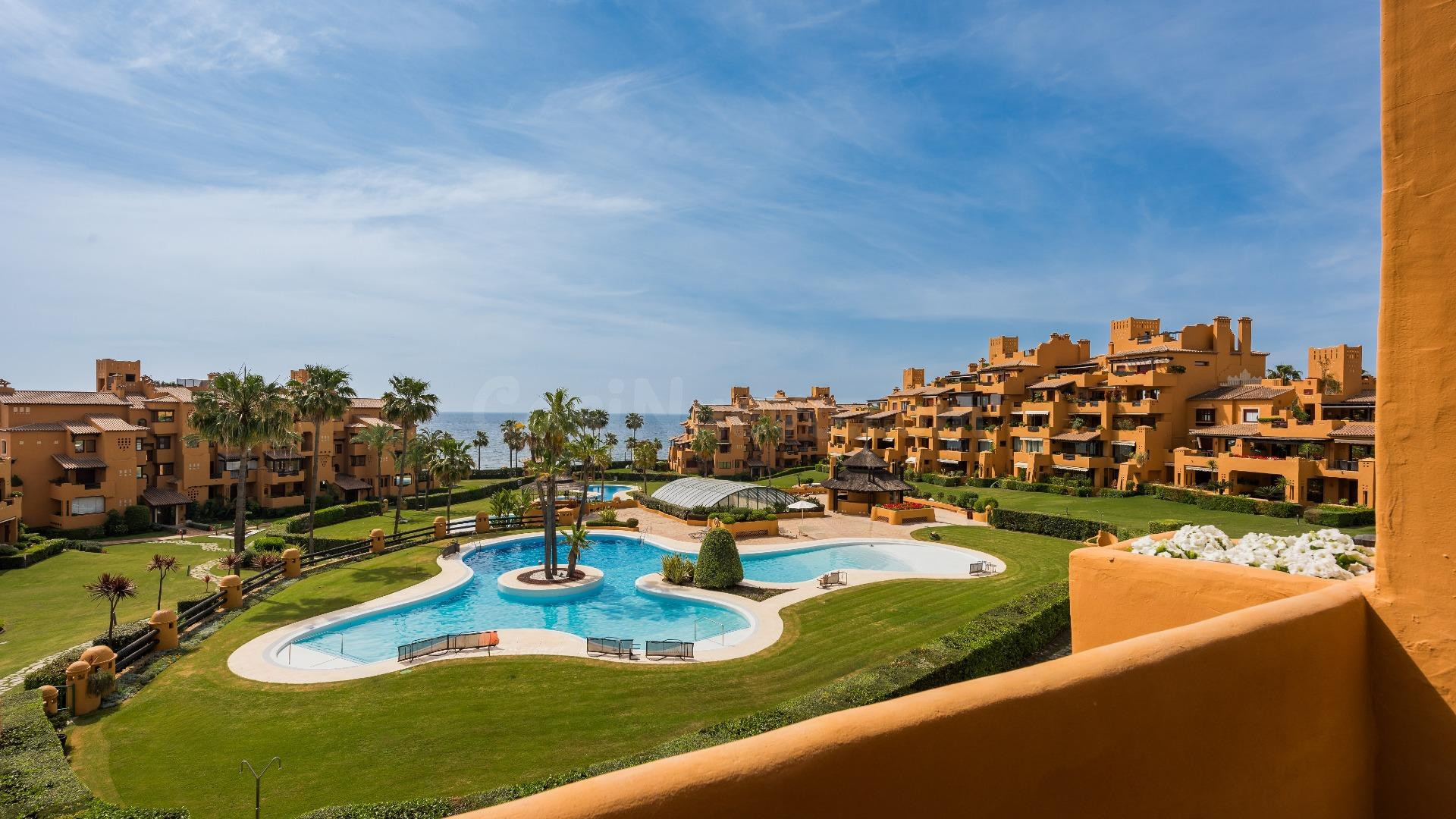 Residencia frente al mar completamente renovada con comodidades excepcionales