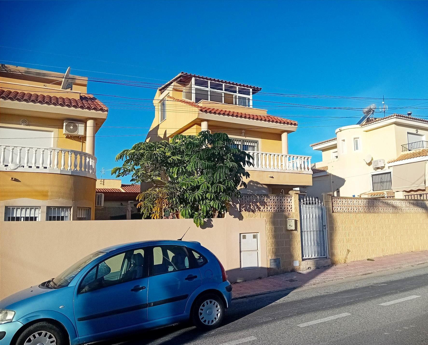 Una Casa Elevada con Vistas al Mar y a la Montaña - Bolnuevo