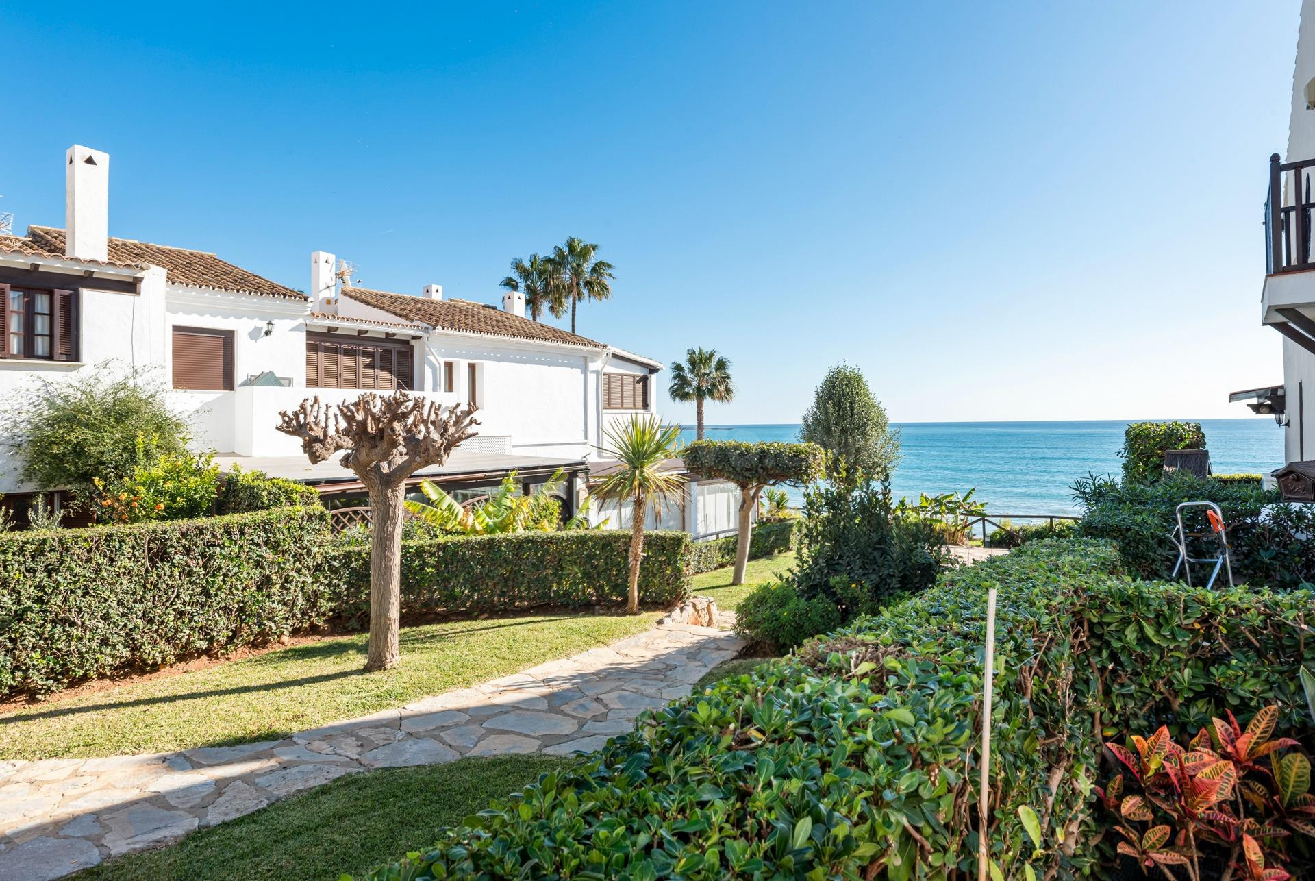 Casa adosada de 2 dormitorios en el complejo Frontline Beach – Bahía Azul, Estepona Oeste