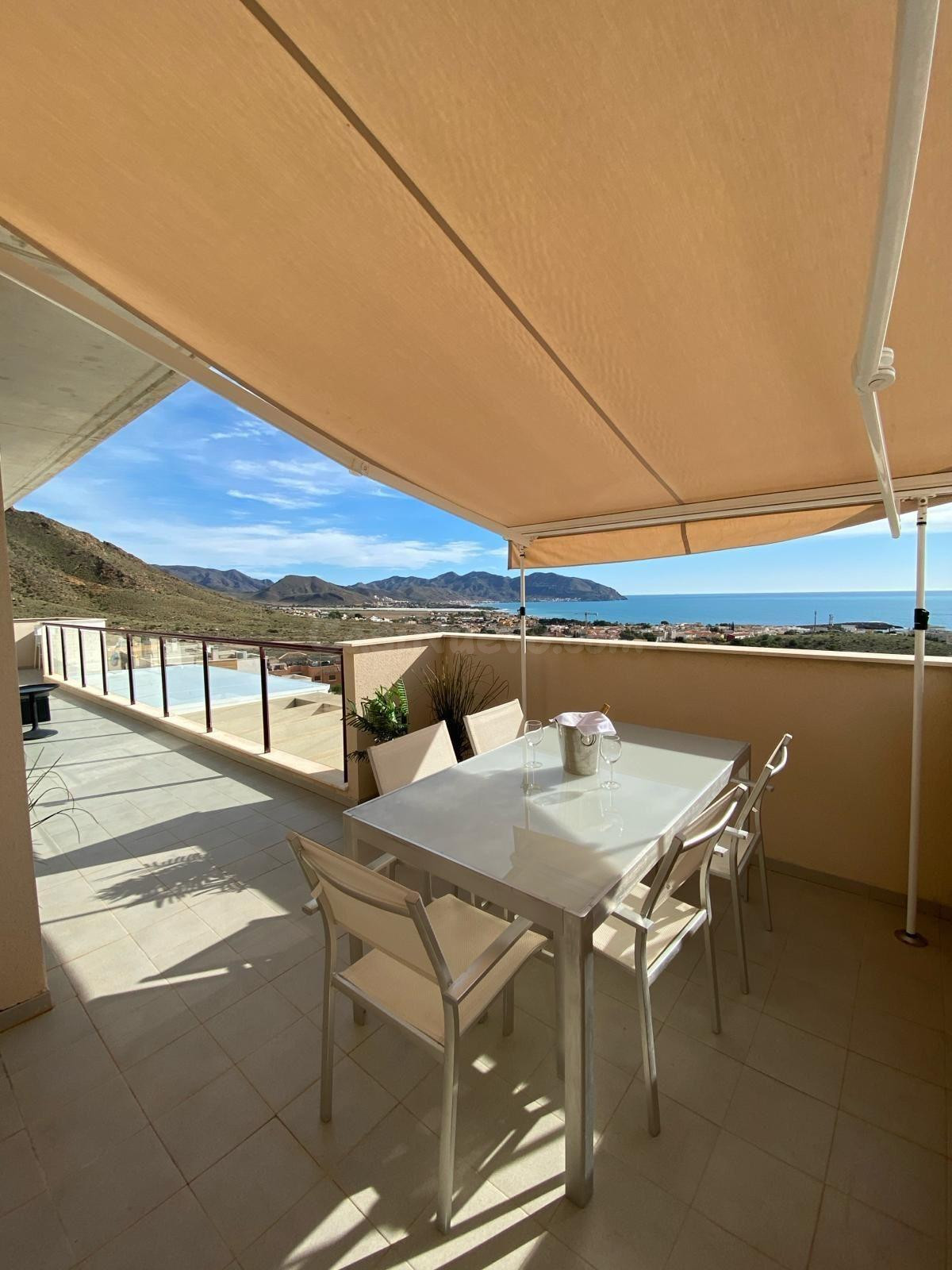 Ático de 2 dormitorios con vistas al mar en la Costa Cálida - foto 3