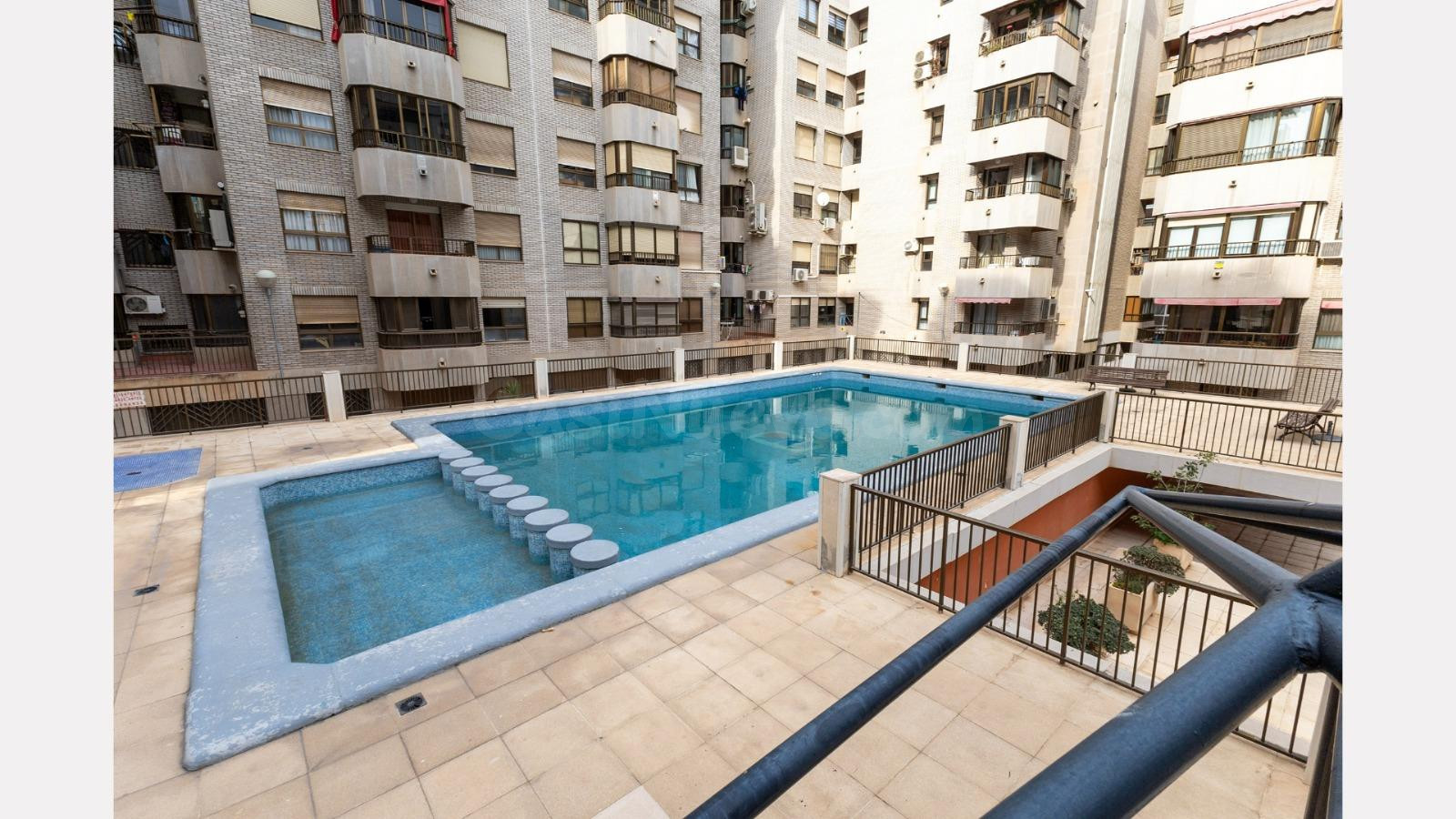Piso amplio con terraza, garaje y zonas comunes en pleno centro de Alicante