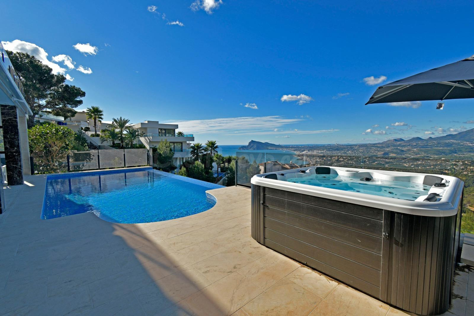 VILLA DE LUJO EN ALTEA HILLS CON VISTAS PANORÁMICAS AL MAR Y A LA MONTAÑA