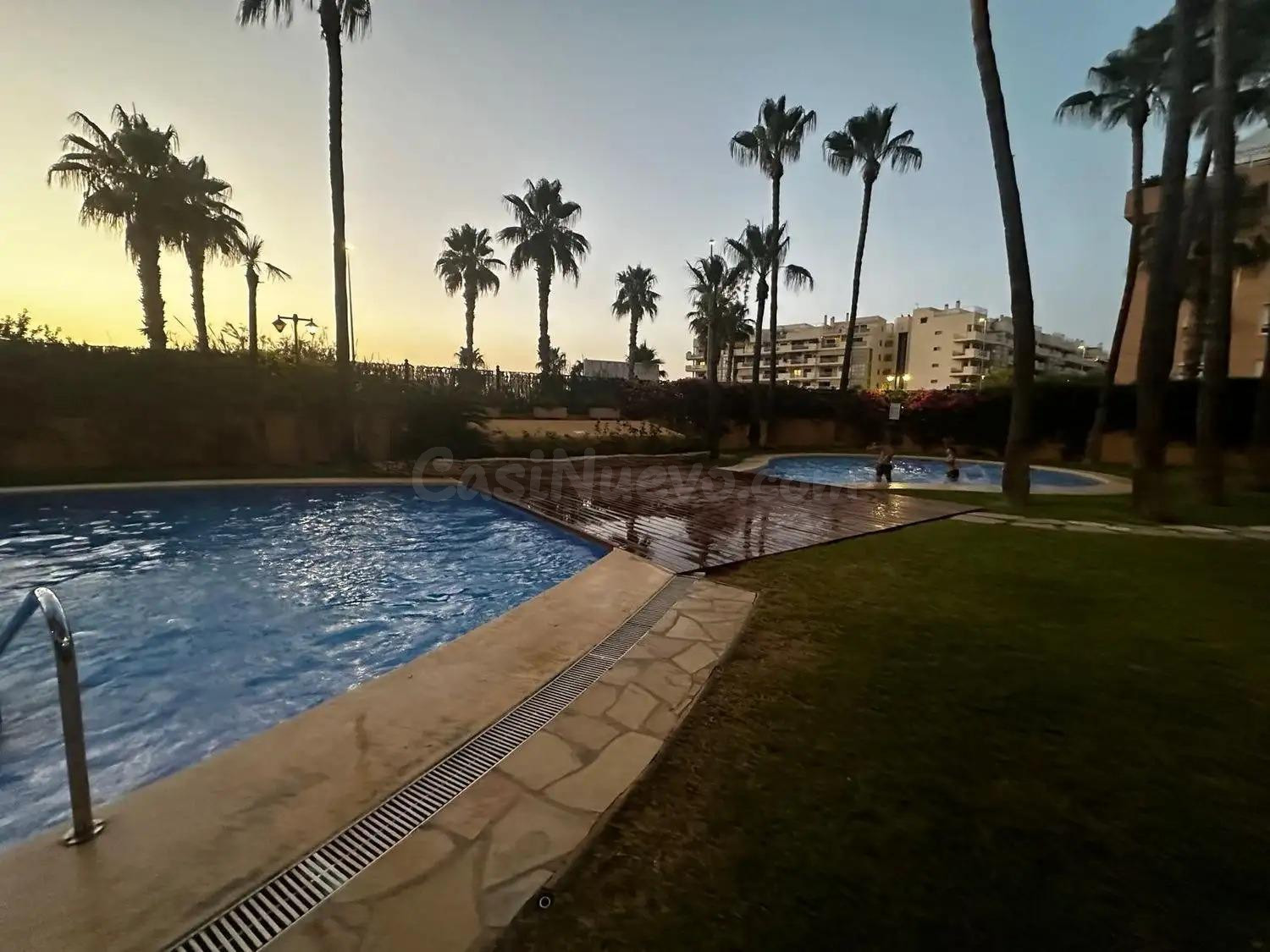 Piso luminoso con vistas al mar, piscina y garaje en Dénia