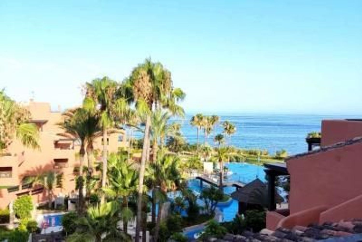 ÁTICO DÚPLEX 1ª LÍNEA DE PLAYA EN ESTEPONA