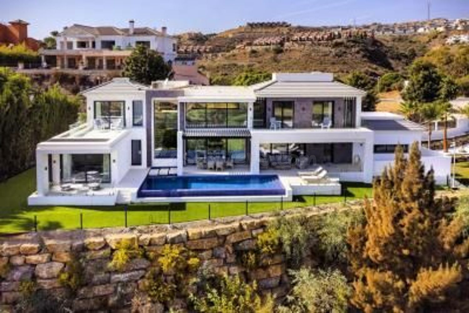Lujosa y elegante villa con vistas panorámicas en Marbella.