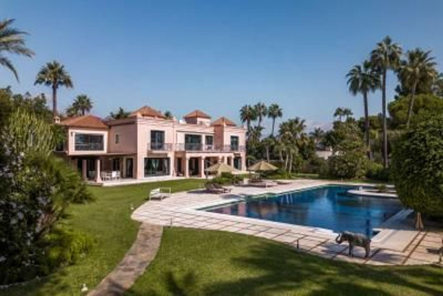 Villa de lujo con pista de tenis privada en Paraíso Barronal, Estepona
