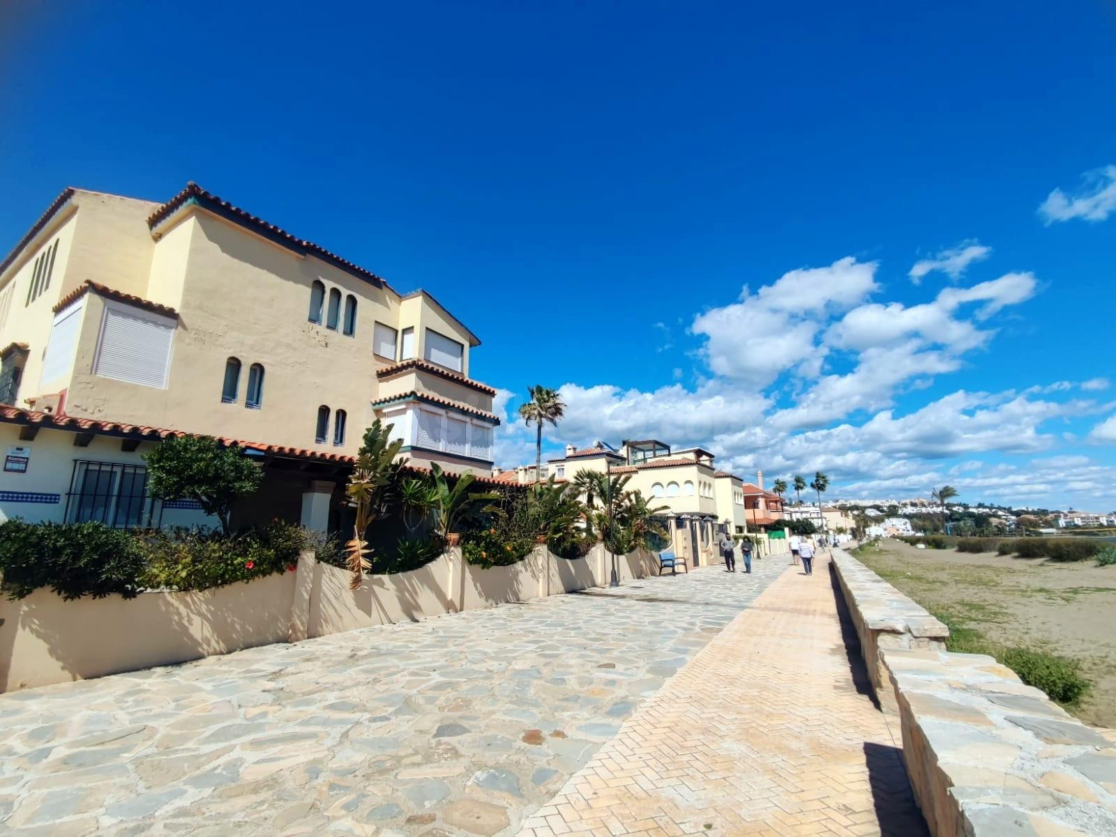 Casa en urbanización en primera línea de playa