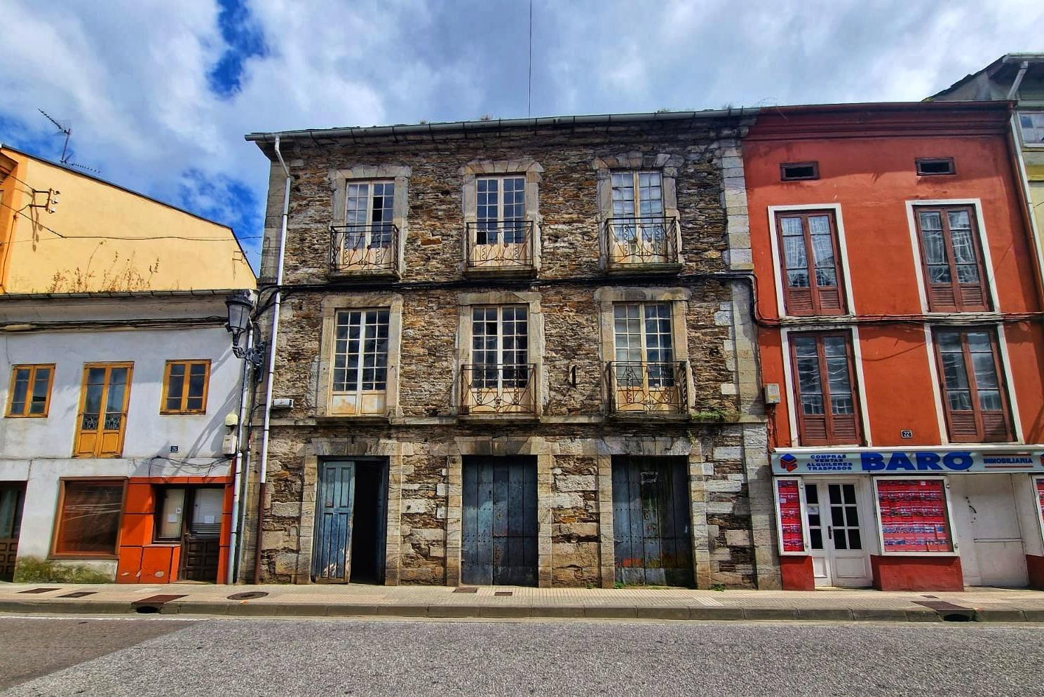 Edificio con terreno para rehabilitar en pleno centro de Vegadeo