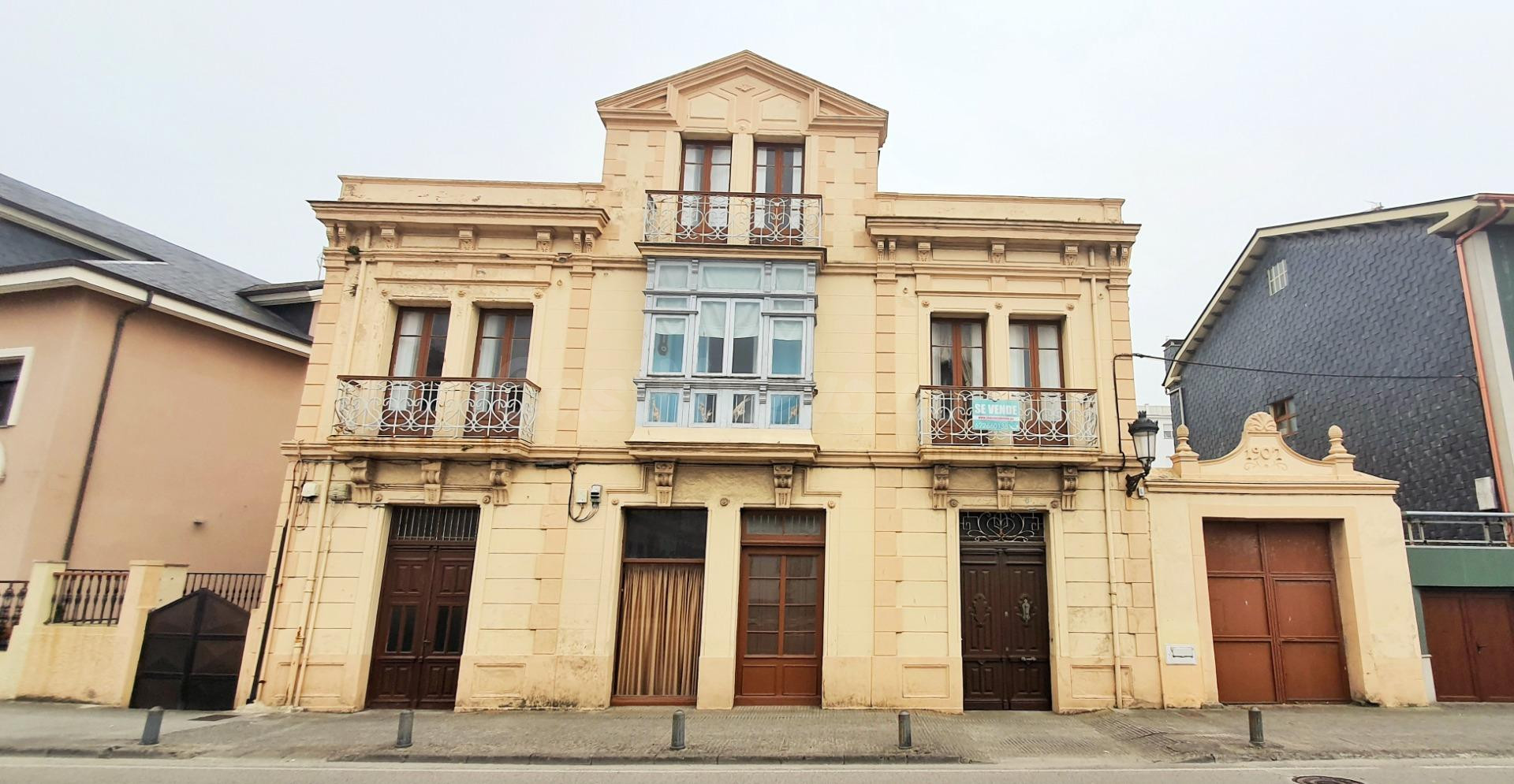 Casa Señorial con Historia y Arte en el Corazón de Tapia – ¡IDEAL INVERSORES!