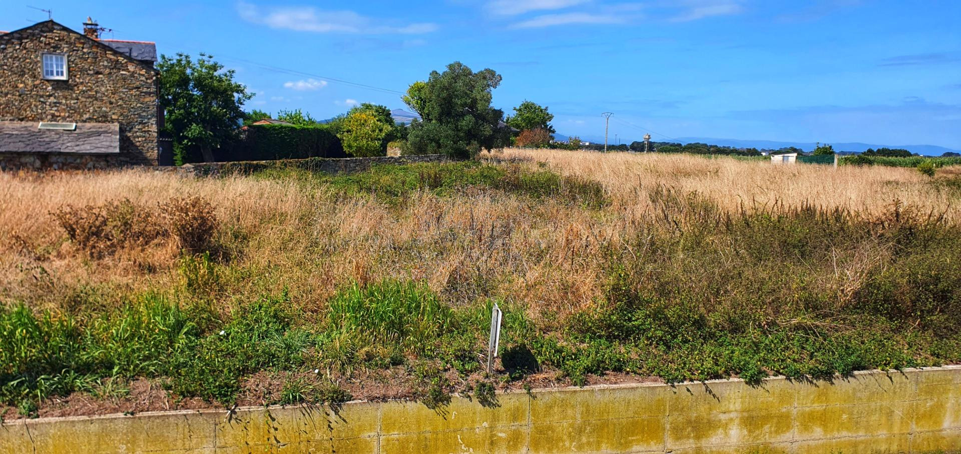Parcela llana en esquina, 3.000 m2, a un paso de la playa de Peñaronda