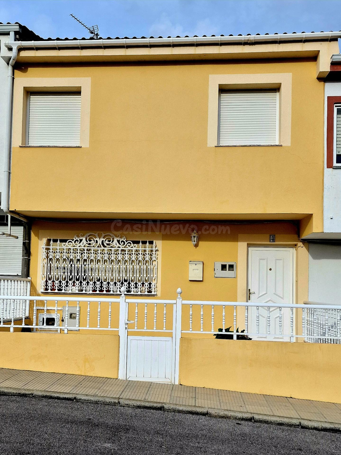 SE VENDE CASA PAREADA CON VISTAS A LA RIA Y MUY CENTRICA