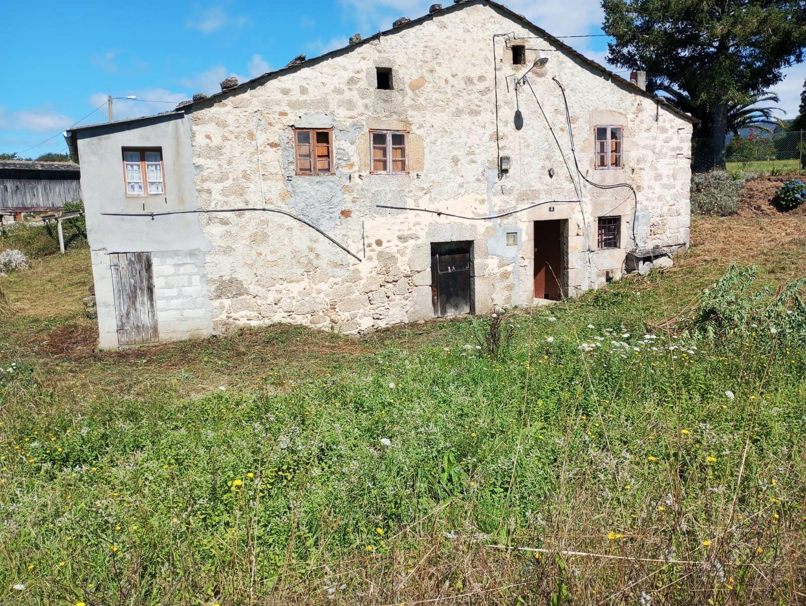Encantadora casa de piedra con finca y varias construcciones en O Reirado (Lugo)