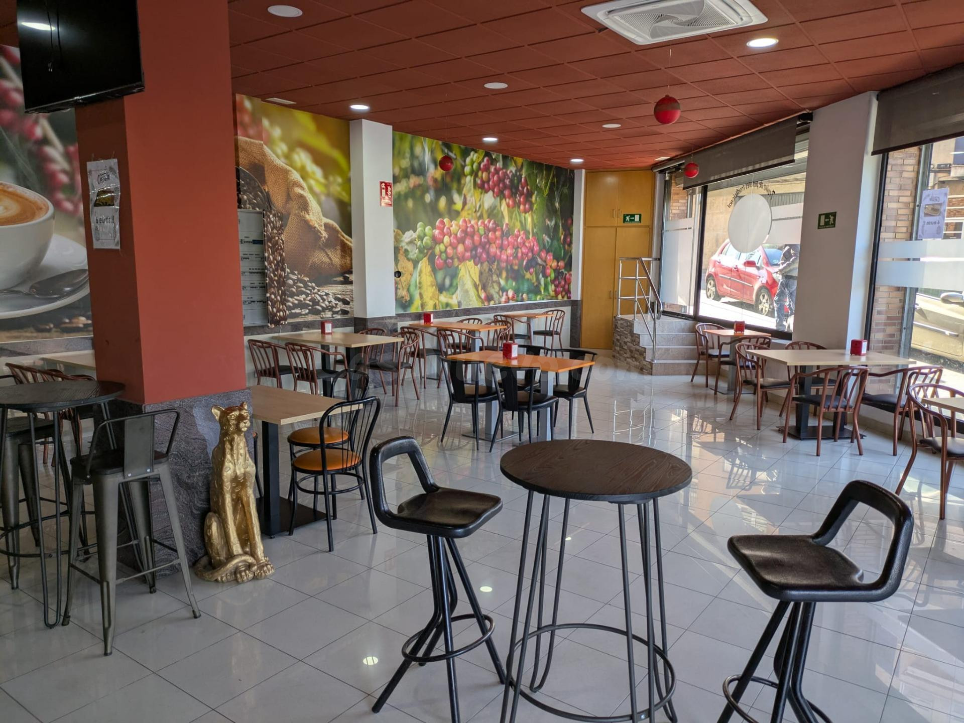 🍽️ ¡Traspaso gran bar-restaurante en el centro de Manresa! 🍻
