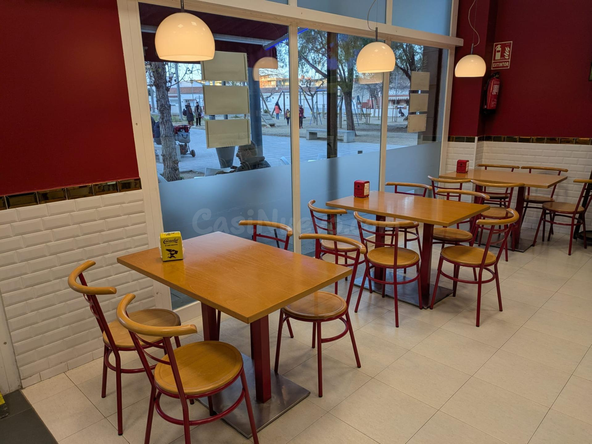 ☕️ ¡Traspaso de cafetería-snack bar en el centro de Torredembarra! 🌞👨‍👩‍👧‍👦