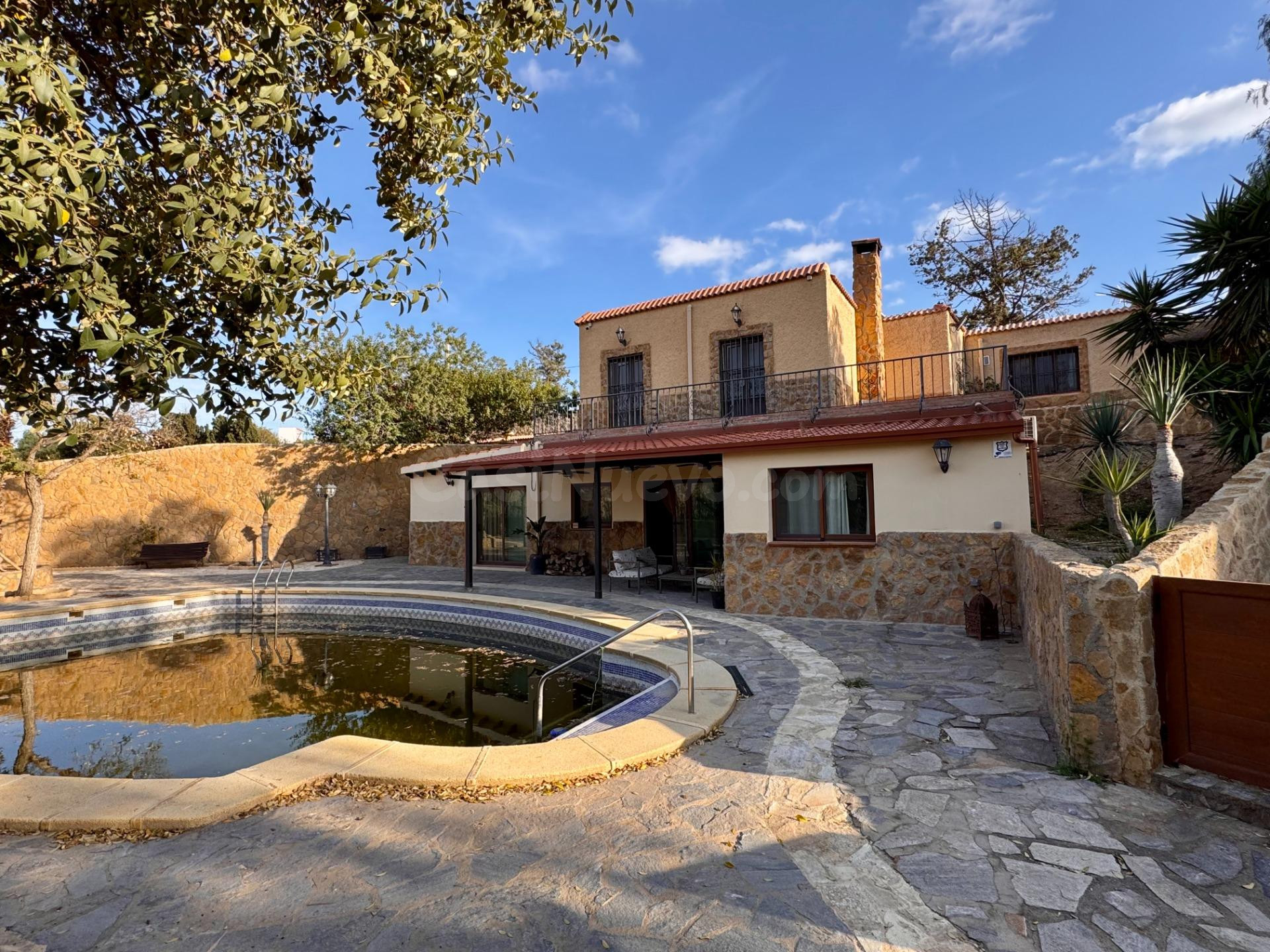 IMPRESIONANTE VIVIENDA UNIFAMILIAR CON PARCELA DE 3000 M2 EN PECHINA