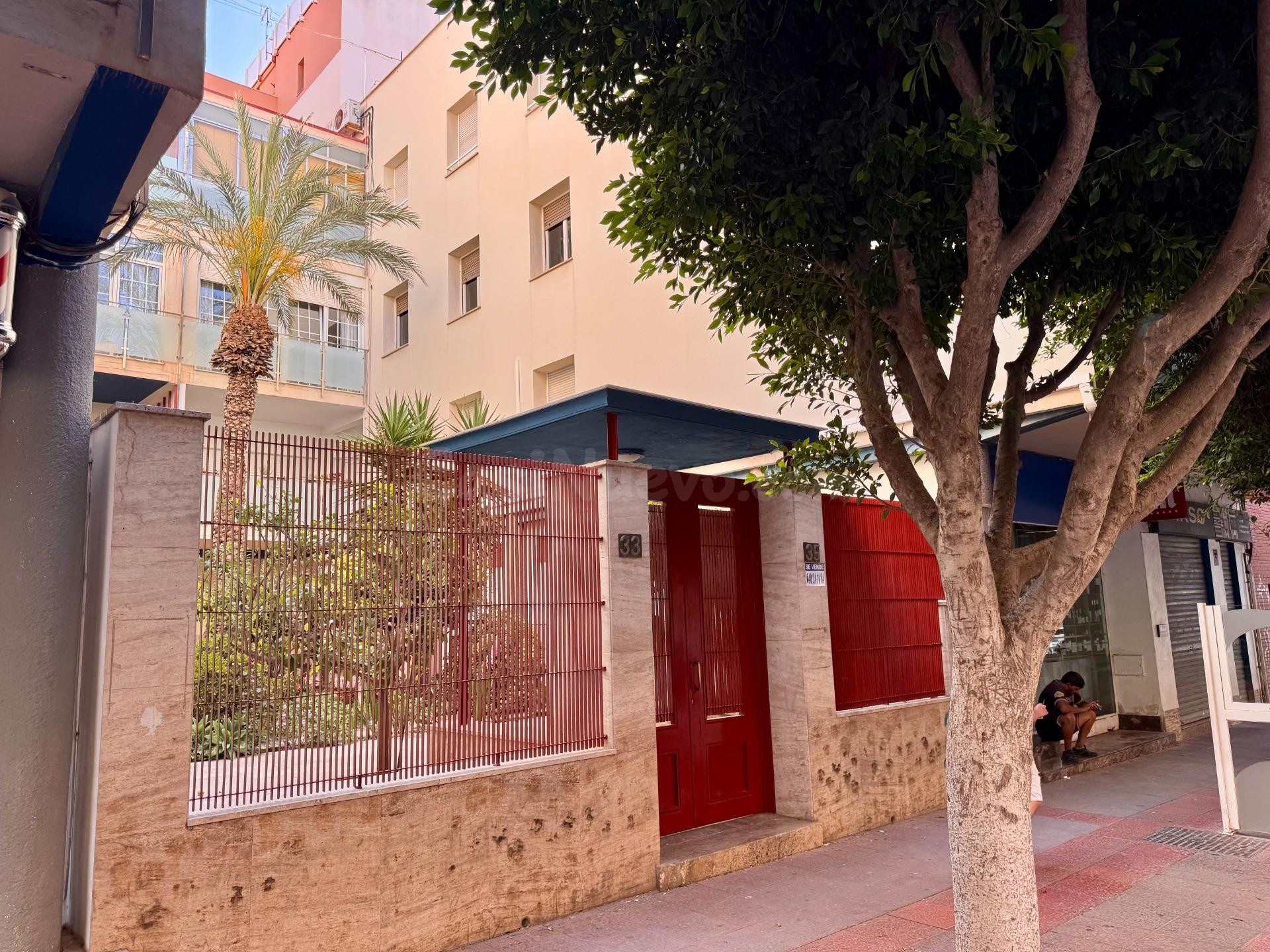 Gran piso de 5 dormitorios en plena Avenida de la Estación – ¡158 m2 útiles en el corazón de Almería