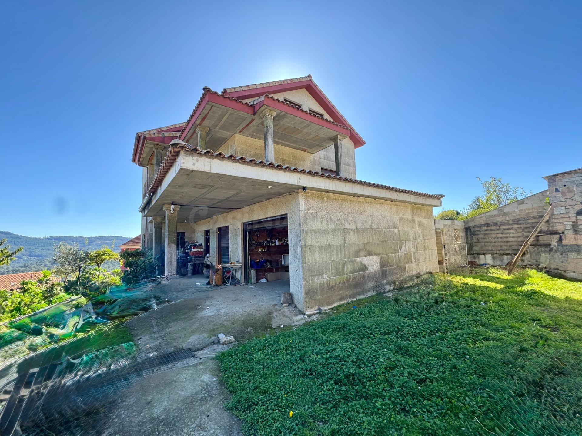 Espectacular vivienda unifamiliar en construcción con vistas despejadas y excelente ubicación a 1 minuto del Aeropuerto de Vigo. Ref. P434