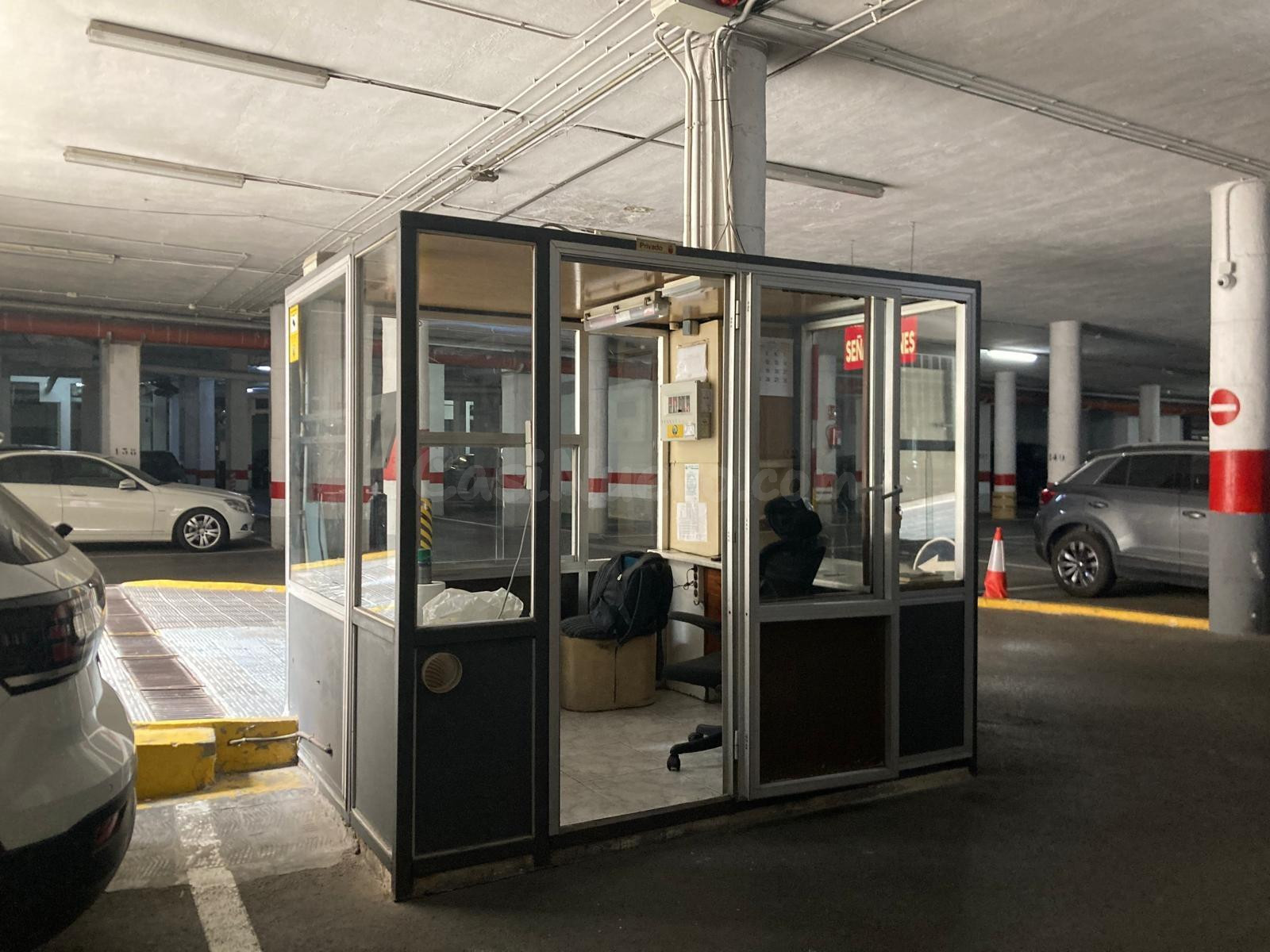 Venta de amplia plaza de garaje en el Centro de Alicante (Plaza Galicia) – fácil maniobra y conserje