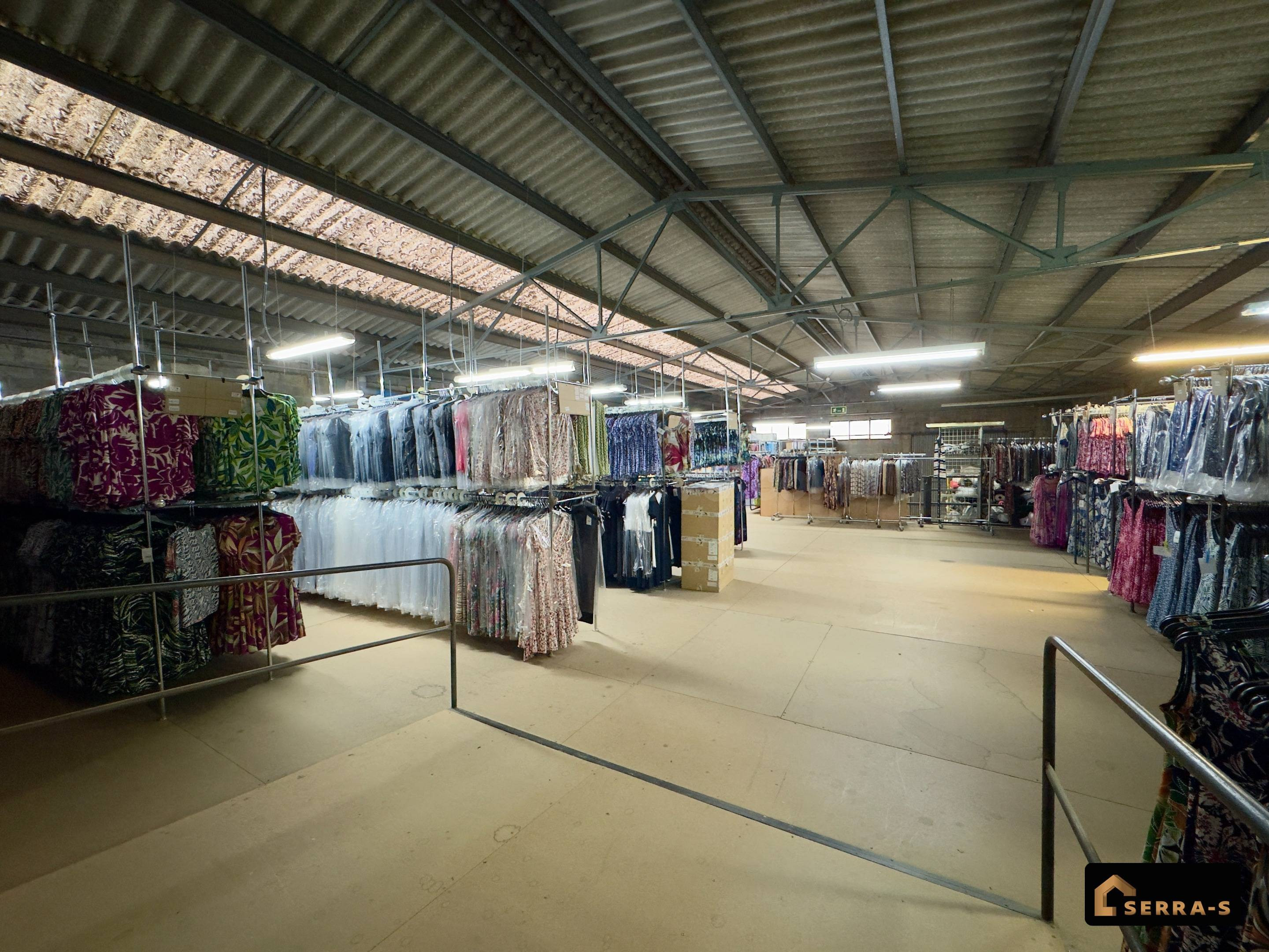 Amplia nave industrial diáfana con excelente acceso y múltiples posibilidades de uso en Pineda de Mar