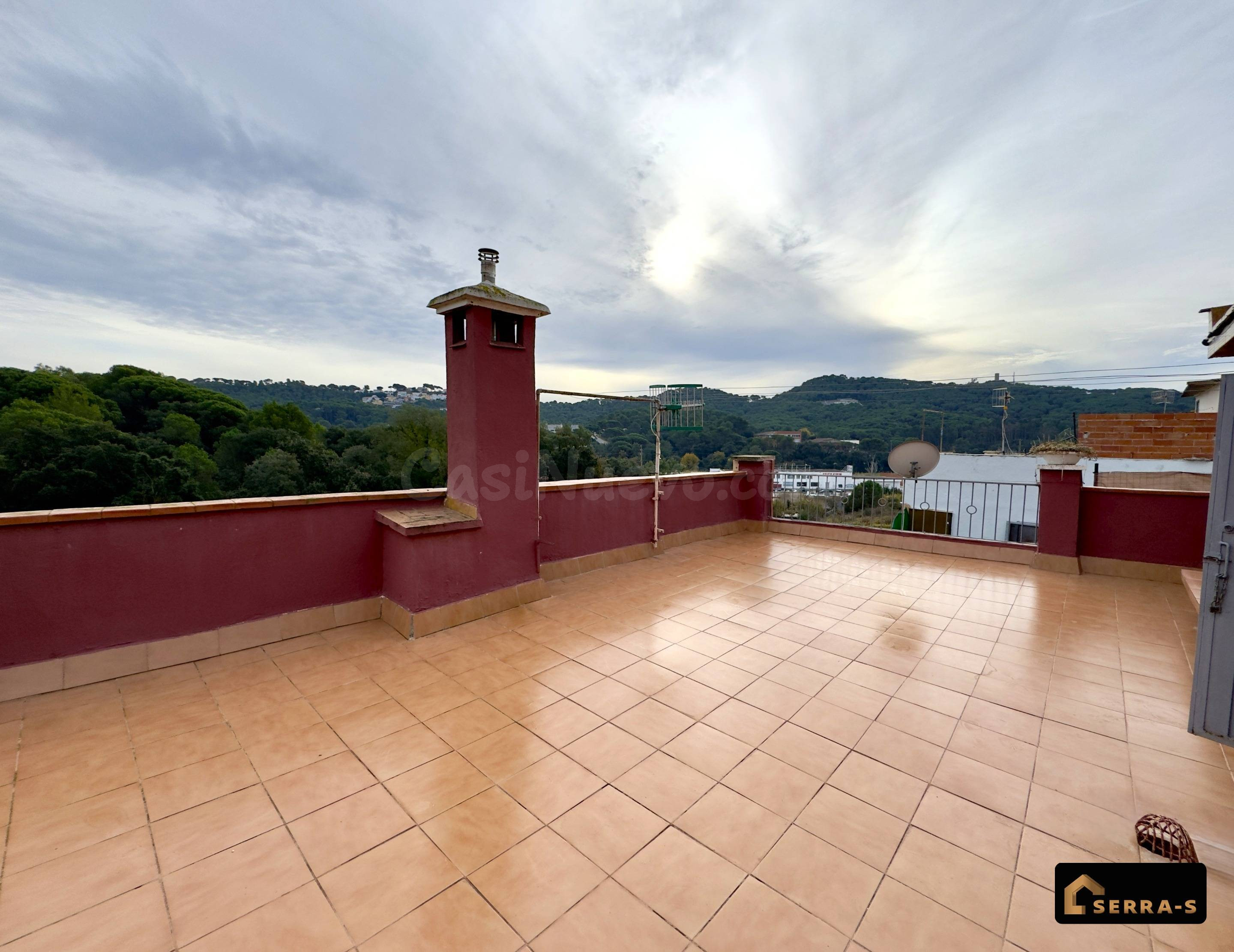 ¡DESCUBRE ESTA ACOGEDORA CASA ADOSADA EN BLANES!