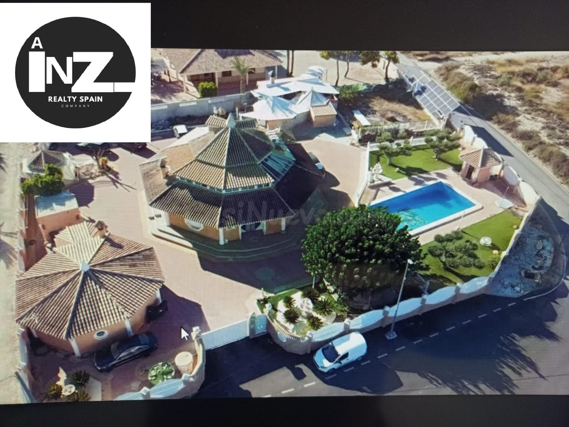 DETACHED VILLA WITH A 2,350 m2 PLOT