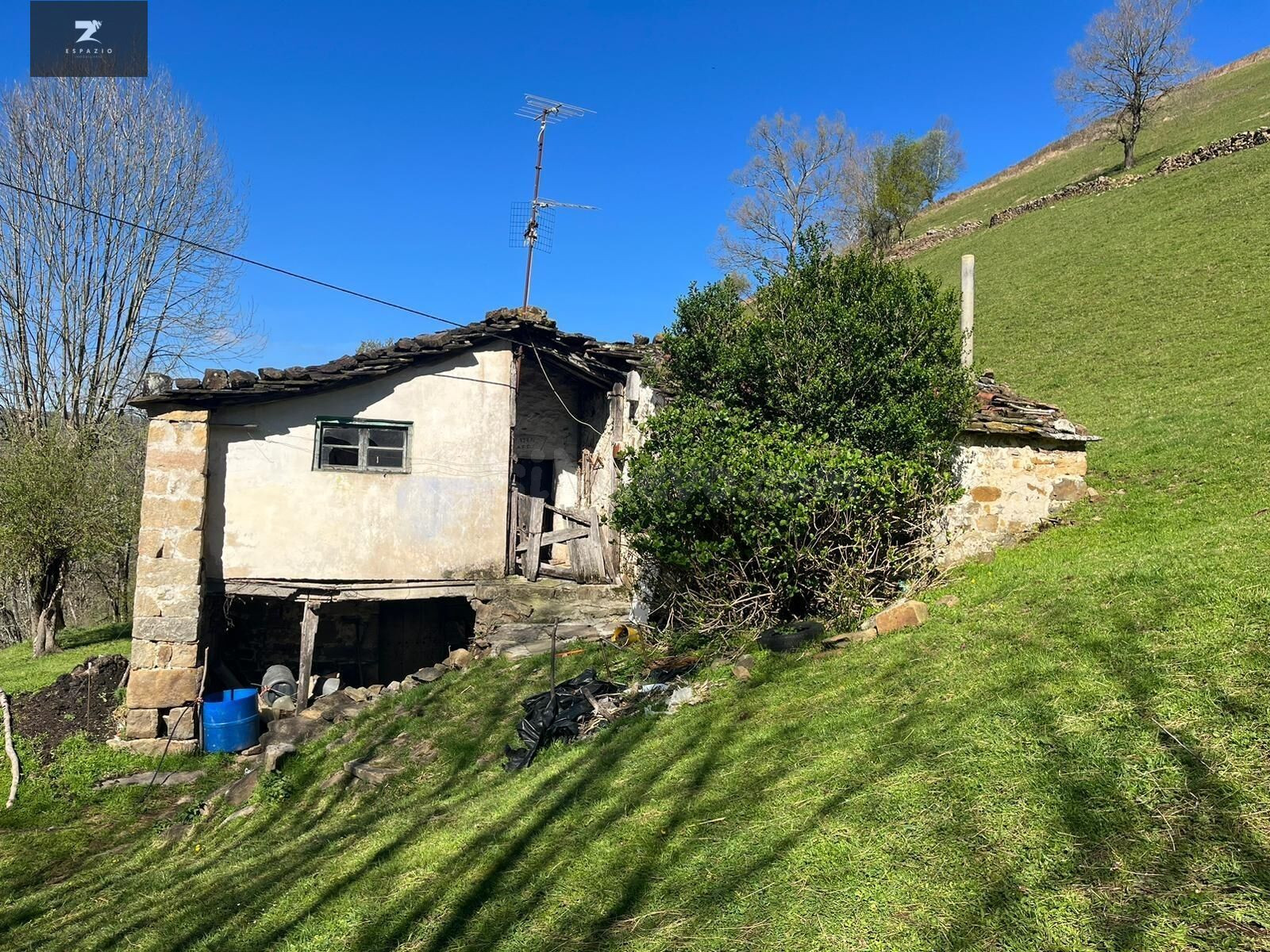 CONJUNTO DE 2 CABAÑAS  EN PISUEÑA PARA REFORMAR.