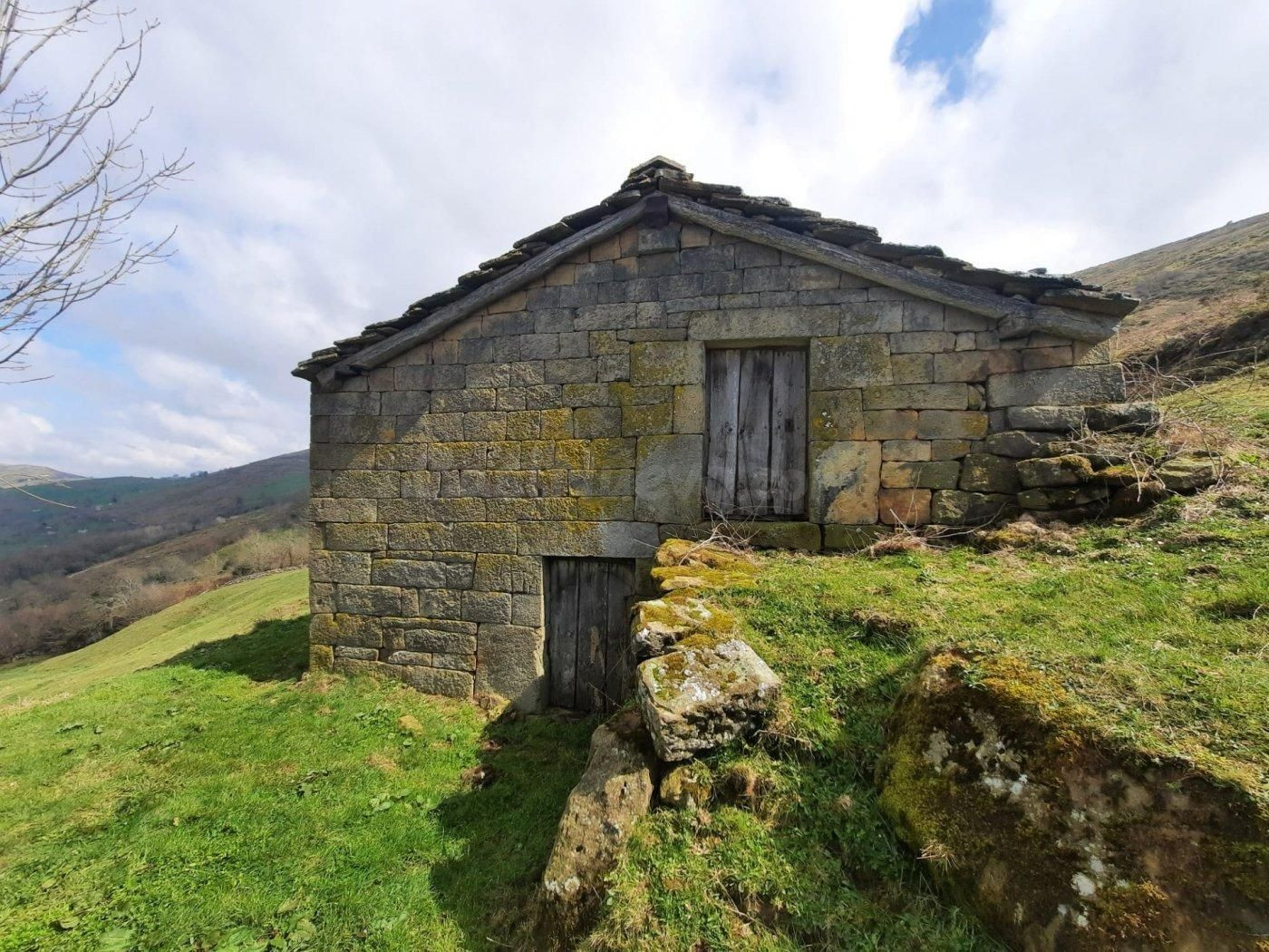 FINCA DE MÁS DE 18000M2 CON DOS CABAÑAS PARA REFORMAR.-