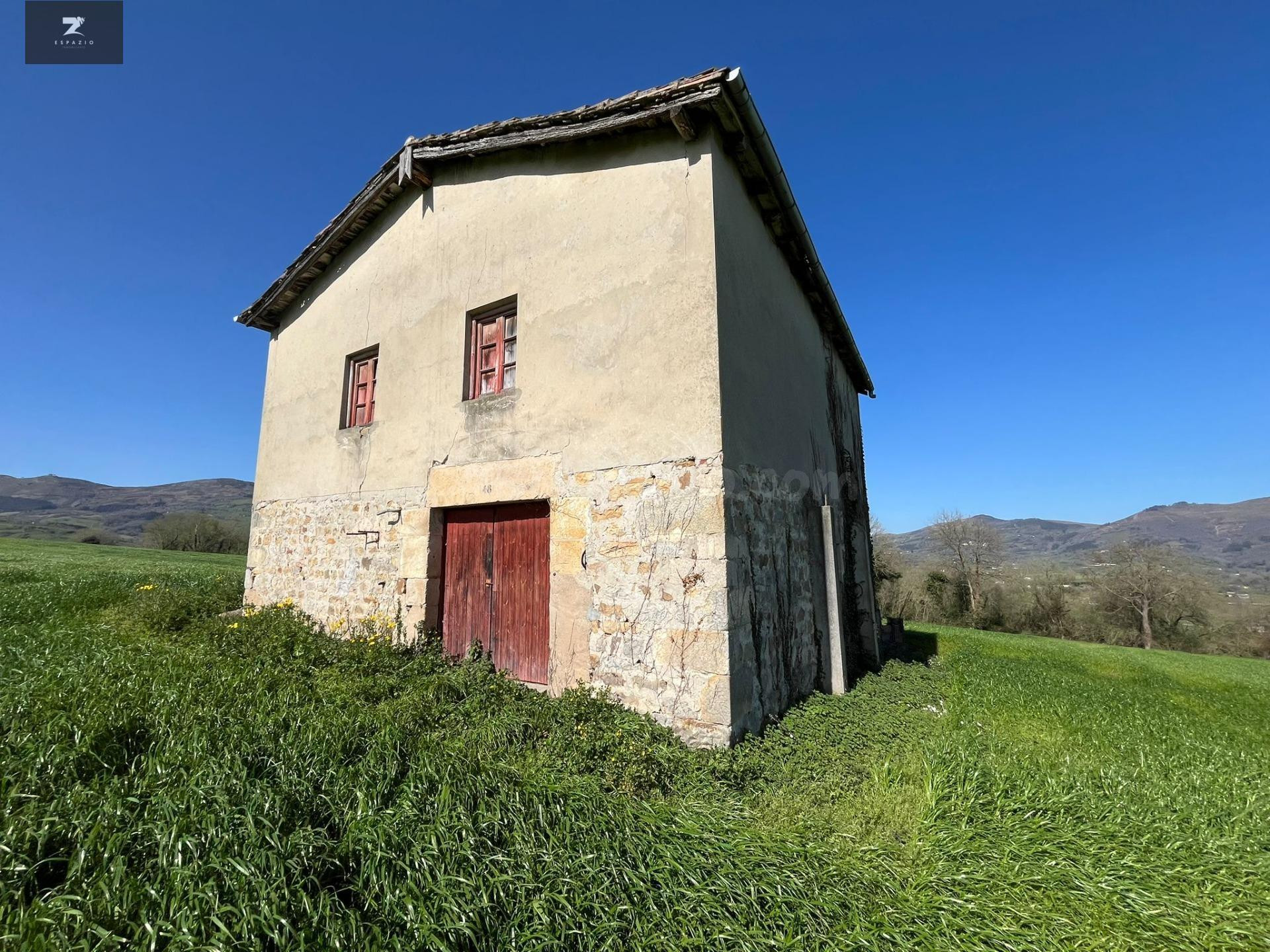 EXCLUSIVA FINCA CON CABAÑA PASIEGA EN VILLACARRIEDO